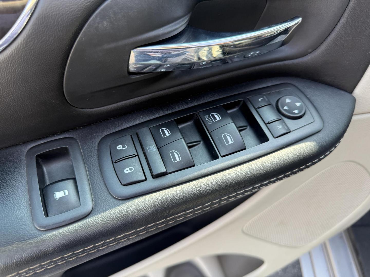 2015 Silver /Black Chrysler Town & Country Touring (2C4RC1BG7FR) with an 3.6L V6 DOHC 24V FFV engine, 6-Speed Automatic transmission, located at 547 E. Main St., Orwell, OH, 44076, (440) 437-5893, 41.535435, -80.847855 - Photo#10