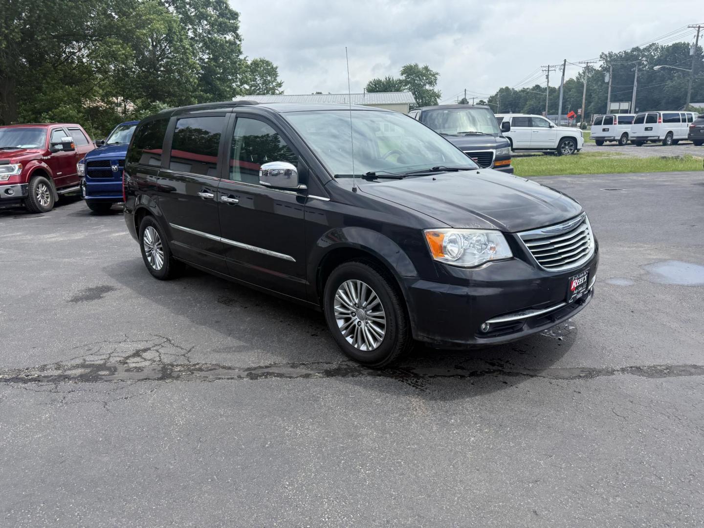 2014 Gray /Black Chrysler Town & Country Touring-L (2C4RC1CG0ER) with an 3.6L V6 DOHC 24V FFV engine, 6-Speed Automatic transmission, located at 547 E. Main St., Orwell, OH, 44076, (440) 437-5893, 41.535435, -80.847855 - This One Owner 2014 Chrysler Town & Country Touring-L powered by the smooth 3.6-liter Pentastar V6 and 6-speed automatic, combining family comfort with refined safety; enjoy leather upholstery, power/heated front seats, heated second-row seats, tri-zone automatic climate control, a rear entertainmen - Photo#2