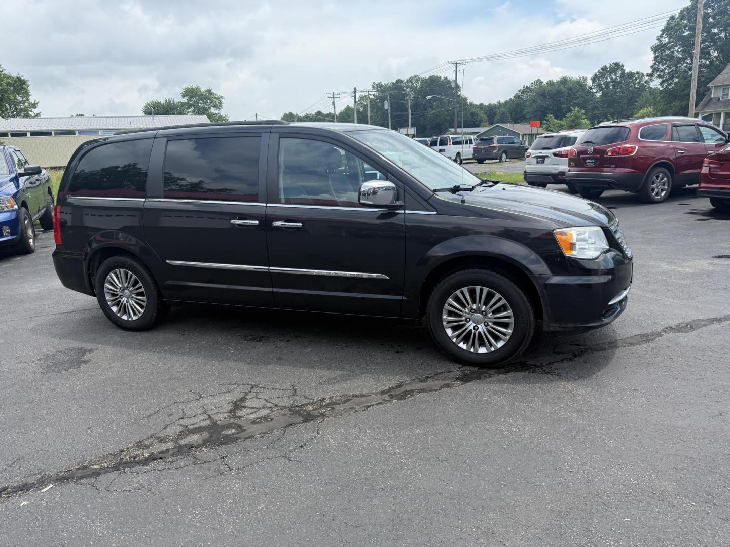 2014 Gray /Black Chrysler Town & Country Touring-L (2C4RC1CG0ER) with an 3.6L V6 DOHC 24V FFV engine, 6-Speed Automatic transmission, located at 547 E. Main St., Orwell, OH, 44076, (440) 437-5893, 41.535435, -80.847855 - This One Owner 2014 Chrysler Town & Country Touring-L powered by the smooth 3.6-liter Pentastar V6 and 6-speed automatic, combining family comfort with refined safety; enjoy leather upholstery, power/heated front seats, heated second-row seats, tri-zone automatic climate control, a rear entertainmen - Photo#3