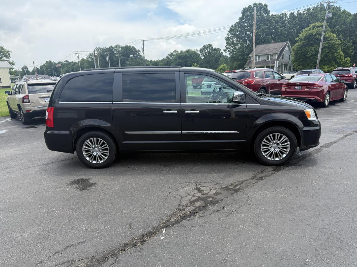 2014 Gray /Black Chrysler Town & Country Touring-L (2C4RC1CG0ER) with an 3.6L V6 DOHC 24V FFV engine, 6-Speed Automatic transmission, located at 547 E. Main St., Orwell, OH, 44076, (440) 437-5893, 41.535435, -80.847855 - This One Owner 2014 Chrysler Town & Country Touring-L powered by the smooth 3.6-liter Pentastar V6 and 6-speed automatic, combining family comfort with refined safety; enjoy leather upholstery, power/heated front seats, heated second-row seats, tri-zone automatic climate control, a rear entertainmen - Photo#5