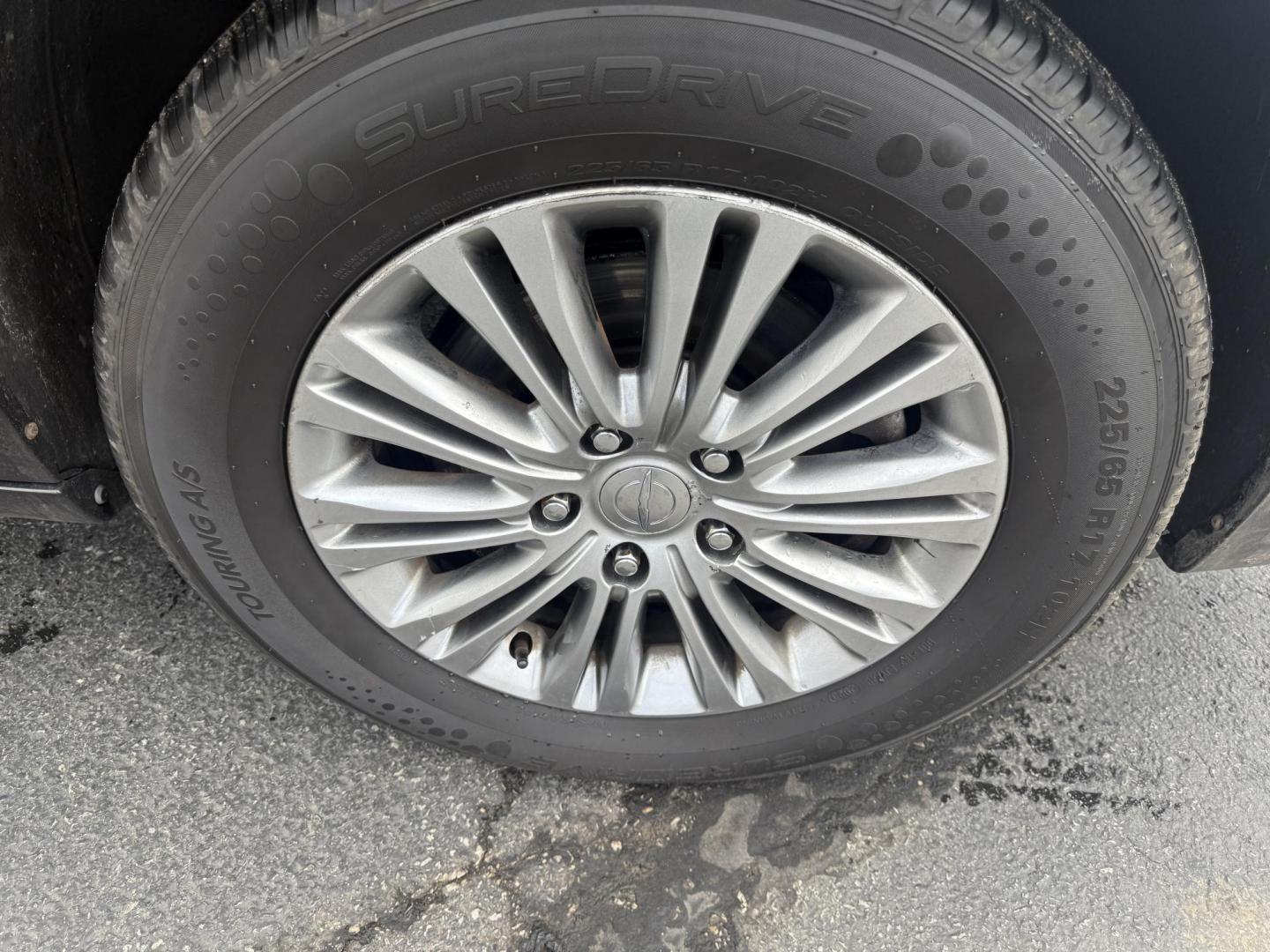 2014 Gray /Black Chrysler Town & Country Touring-L (2C4RC1CG0ER) with an 3.6L V6 DOHC 24V FFV engine, 6-Speed Automatic transmission, located at 547 E. Main St., Orwell, OH, 44076, (440) 437-5893, 41.535435, -80.847855 - This One Owner 2014 Chrysler Town & Country Touring-L powered by the smooth 3.6-liter Pentastar V6 and 6-speed automatic, combining family comfort with refined safety; enjoy leather upholstery, power/heated front seats, heated second-row seats, tri-zone automatic climate control, a rear entertainmen - Photo#4