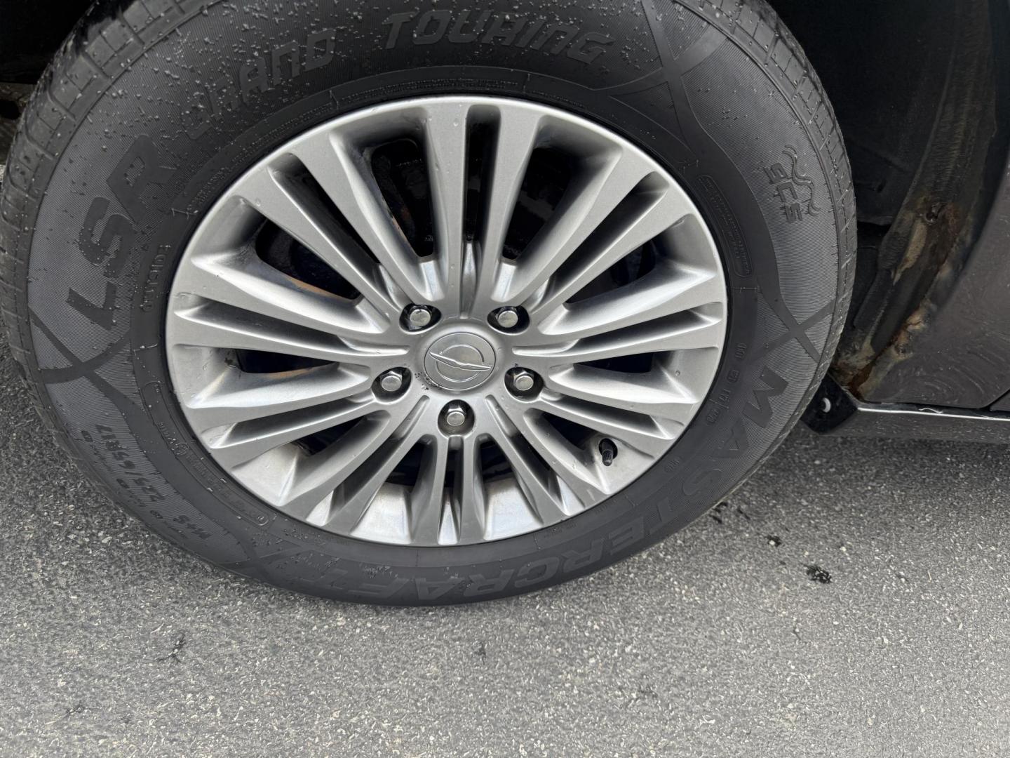 2014 Gray /Black Chrysler Town & Country Touring-L (2C4RC1CG0ER) with an 3.6L V6 DOHC 24V FFV engine, 6-Speed Automatic transmission, located at 547 E. Main St., Orwell, OH, 44076, (440) 437-5893, 41.535435, -80.847855 - This One Owner 2014 Chrysler Town & Country Touring-L powered by the smooth 3.6-liter Pentastar V6 and 6-speed automatic, combining family comfort with refined safety; enjoy leather upholstery, power/heated front seats, heated second-row seats, tri-zone automatic climate control, a rear entertainmen - Photo#6