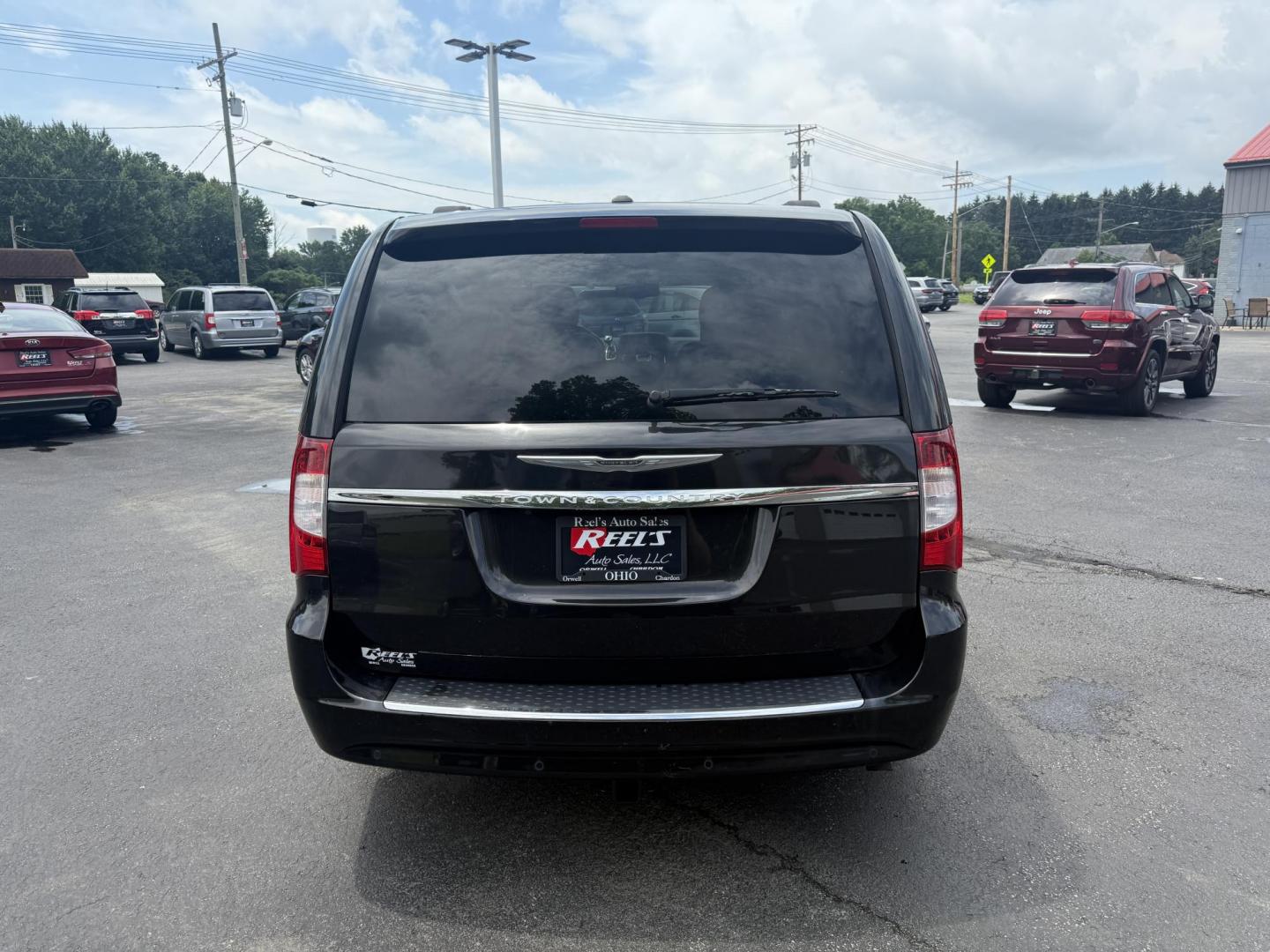 2014 Gray /Black Chrysler Town & Country Touring-L (2C4RC1CG0ER) with an 3.6L V6 DOHC 24V FFV engine, 6-Speed Automatic transmission, located at 547 E. Main St., Orwell, OH, 44076, (440) 437-5893, 41.535435, -80.847855 - This One Owner 2014 Chrysler Town & Country Touring-L powered by the smooth 3.6-liter Pentastar V6 and 6-speed automatic, combining family comfort with refined safety; enjoy leather upholstery, power/heated front seats, heated second-row seats, tri-zone automatic climate control, a rear entertainmen - Photo#8