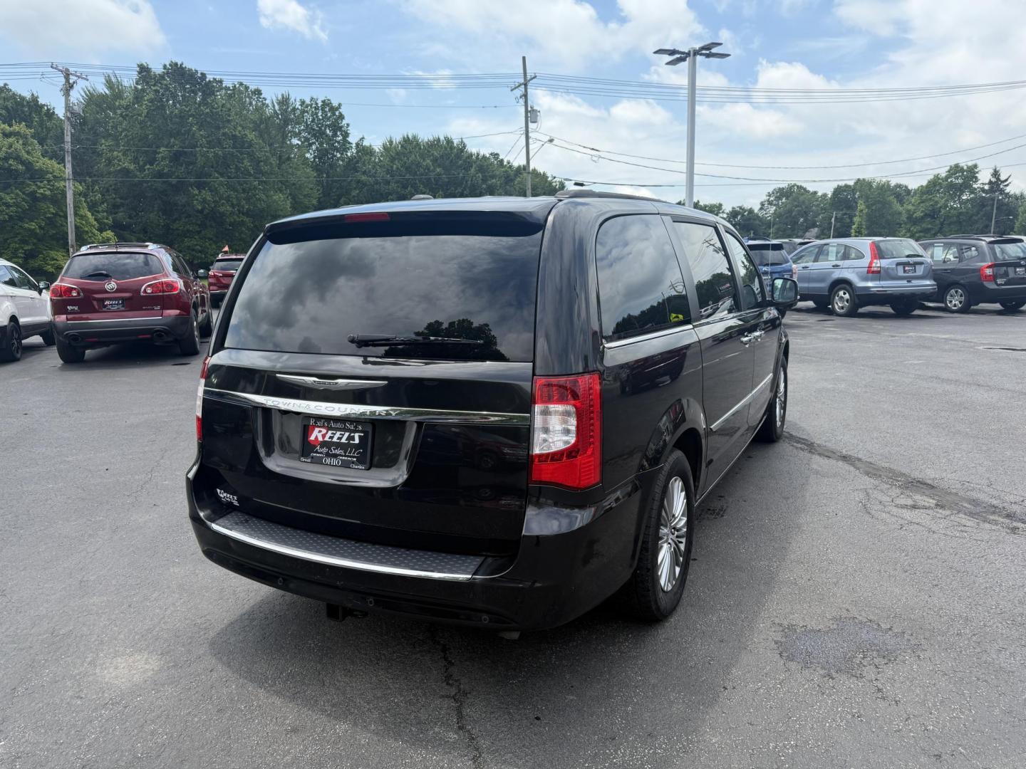 2014 Gray /Black Chrysler Town & Country Touring-L (2C4RC1CG0ER) with an 3.6L V6 DOHC 24V FFV engine, 6-Speed Automatic transmission, located at 547 E. Main St., Orwell, OH, 44076, (440) 437-5893, 41.535435, -80.847855 - This One Owner 2014 Chrysler Town & Country Touring-L powered by the smooth 3.6-liter Pentastar V6 and 6-speed automatic, combining family comfort with refined safety; enjoy leather upholstery, power/heated front seats, heated second-row seats, tri-zone automatic climate control, a rear entertainmen - Photo#7