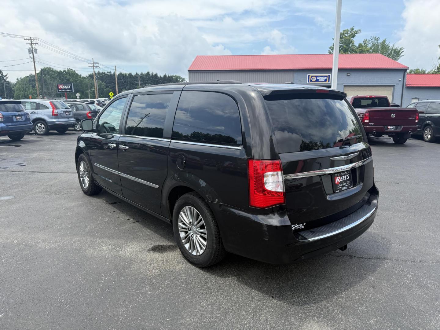 2014 Gray /Black Chrysler Town & Country Touring-L (2C4RC1CG0ER) with an 3.6L V6 DOHC 24V FFV engine, 6-Speed Automatic transmission, located at 547 E. Main St., Orwell, OH, 44076, (440) 437-5893, 41.535435, -80.847855 - This One Owner 2014 Chrysler Town & Country Touring-L powered by the smooth 3.6-liter Pentastar V6 and 6-speed automatic, combining family comfort with refined safety; enjoy leather upholstery, power/heated front seats, heated second-row seats, tri-zone automatic climate control, a rear entertainmen - Photo#9