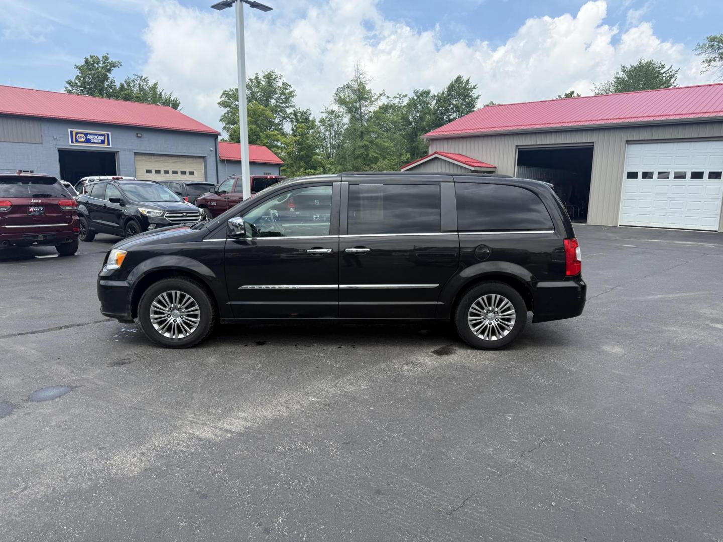2014 Gray /Black Chrysler Town & Country Touring-L (2C4RC1CG0ER) with an 3.6L V6 DOHC 24V FFV engine, 6-Speed Automatic transmission, located at 547 E. Main St., Orwell, OH, 44076, (440) 437-5893, 41.535435, -80.847855 - This One Owner 2014 Chrysler Town & Country Touring-L powered by the smooth 3.6-liter Pentastar V6 and 6-speed automatic, combining family comfort with refined safety; enjoy leather upholstery, power/heated front seats, heated second-row seats, tri-zone automatic climate control, a rear entertainmen - Photo#12