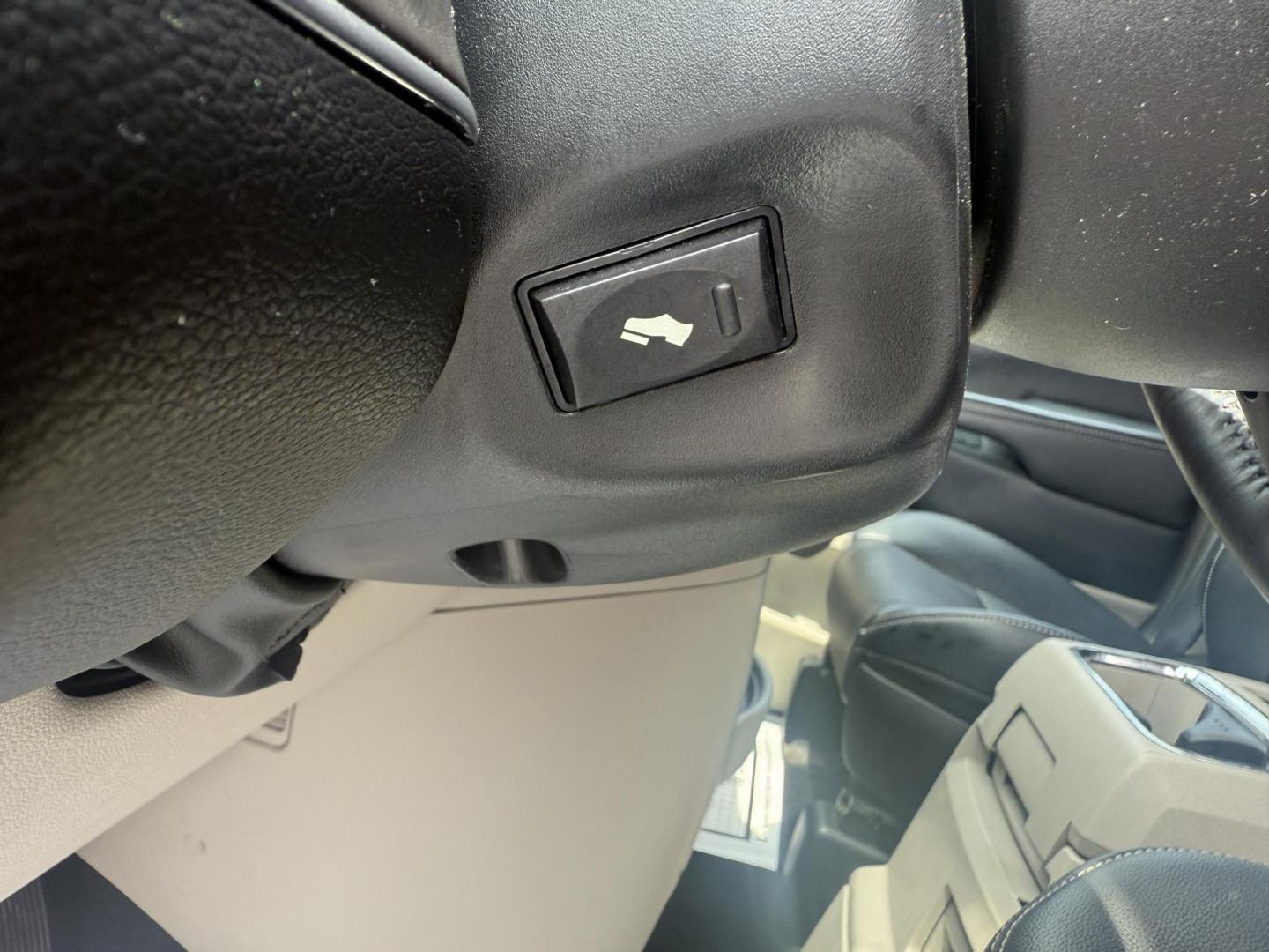 2014 Gray /Black Chrysler Town & Country Touring-L (2C4RC1CG0ER) with an 3.6L V6 DOHC 24V FFV engine, 6-Speed Automatic transmission, located at 547 E. Main St., Orwell, OH, 44076, (440) 437-5893, 41.535435, -80.847855 - This One Owner 2014 Chrysler Town & Country Touring-L powered by the smooth 3.6-liter Pentastar V6 and 6-speed automatic, combining family comfort with refined safety; enjoy leather upholstery, power/heated front seats, heated second-row seats, tri-zone automatic climate control, a rear entertainmen - Photo#19
