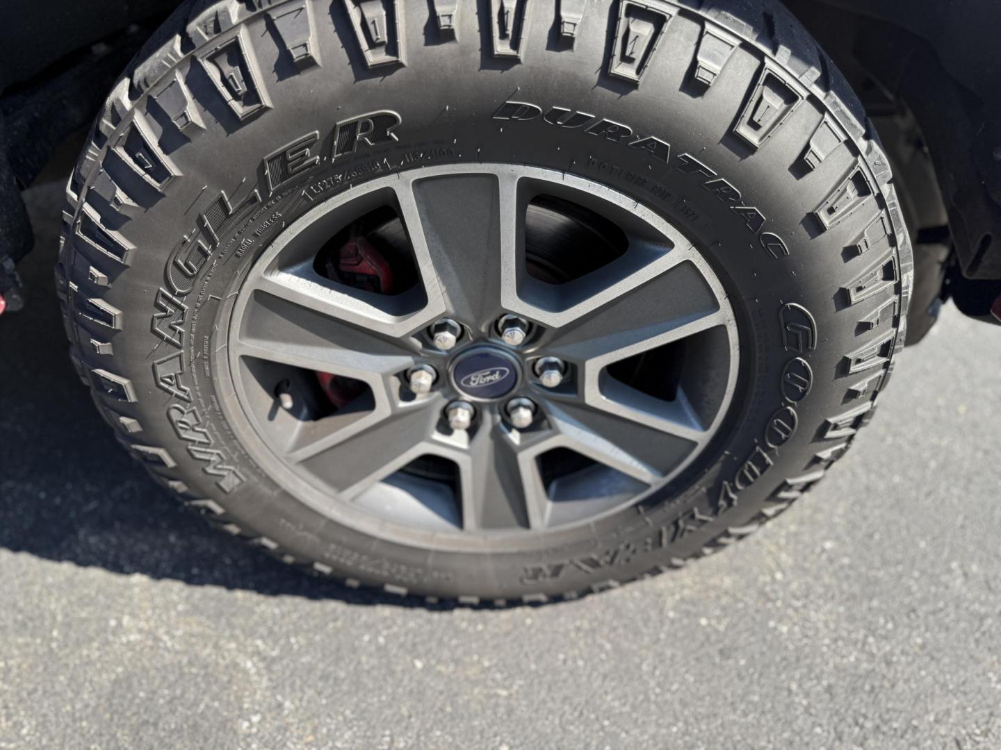 2016 Red /Black Ford F-150 XLT SuperCrew 5.5-ft. Bed 4WD (1FTEW1EP6GF) with an 2.7L V6 DOHC 24V TWIN TURBO engine, 6A transmission, located at 11115 Chardon Rd. , Chardon, OH, 44024, (440) 214-9705, 41.580246, -81.241943 - This 2016 Ford F-150 XLT Crew Cab 4WD is a versatile full-size pickup equipped with a 2.7L twin-turbo EcoBoost V6 engine and 6-speed automatic transmission, delivering strong performance with an impressive 23 MPG highway. This XLT trim offers comfort and convenience features such as power front seat - Photo#3