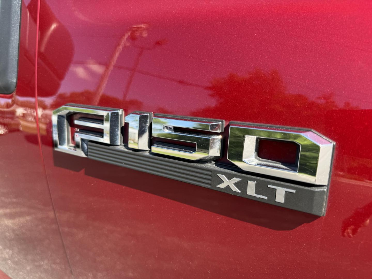 2016 Red /Black Ford F-150 XLT SuperCrew 5.5-ft. Bed 4WD (1FTEW1EP6GF) with an 2.7L V6 DOHC 24V TWIN TURBO engine, 6A transmission, located at 11115 Chardon Rd. , Chardon, OH, 44024, (440) 214-9705, 41.580246, -81.241943 - This 2016 Ford F-150 XLT Crew Cab 4WD is a versatile full-size pickup equipped with a 2.7L twin-turbo EcoBoost V6 engine and 6-speed automatic transmission, delivering strong performance with an impressive 23 MPG highway. This XLT trim offers comfort and convenience features such as power front seat - Photo#4