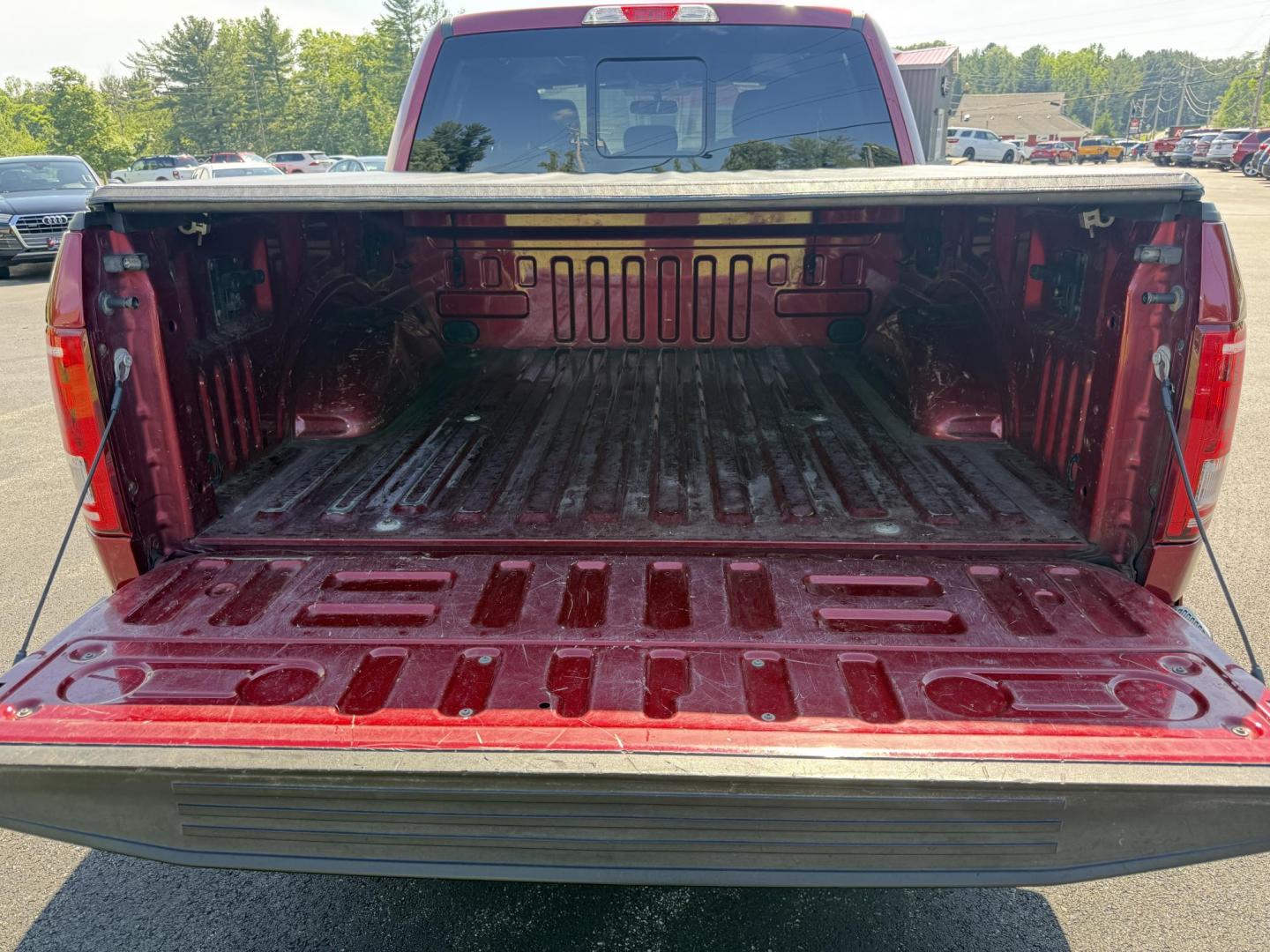 2016 Red /Black Ford F-150 XLT SuperCrew 5.5-ft. Bed 4WD (1FTEW1EP6GF) with an 2.7L V6 DOHC 24V TWIN TURBO engine, 6A transmission, located at 11115 Chardon Rd. , Chardon, OH, 44024, (440) 214-9705, 41.580246, -81.241943 - This 2016 Ford F-150 XLT Crew Cab 4WD is a versatile full-size pickup equipped with a 2.7L twin-turbo EcoBoost V6 engine and 6-speed automatic transmission, delivering strong performance with an impressive 23 MPG highway. This XLT trim offers comfort and convenience features such as power front seat - Photo#6