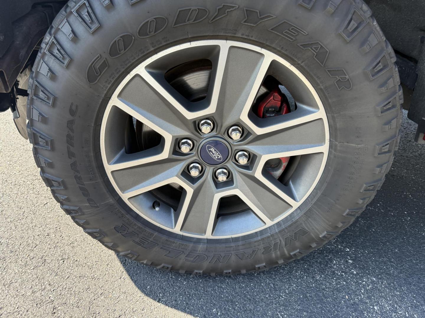 2016 Red /Black Ford F-150 XLT SuperCrew 5.5-ft. Bed 4WD (1FTEW1EP6GF) with an 2.7L V6 DOHC 24V TWIN TURBO engine, 6A transmission, located at 11115 Chardon Rd. , Chardon, OH, 44024, (440) 214-9705, 41.580246, -81.241943 - This 2016 Ford F-150 XLT Crew Cab 4WD is a versatile full-size pickup equipped with a 2.7L twin-turbo EcoBoost V6 engine and 6-speed automatic transmission, delivering strong performance with an impressive 23 MPG highway. This XLT trim offers comfort and convenience features such as power front seat - Photo#8