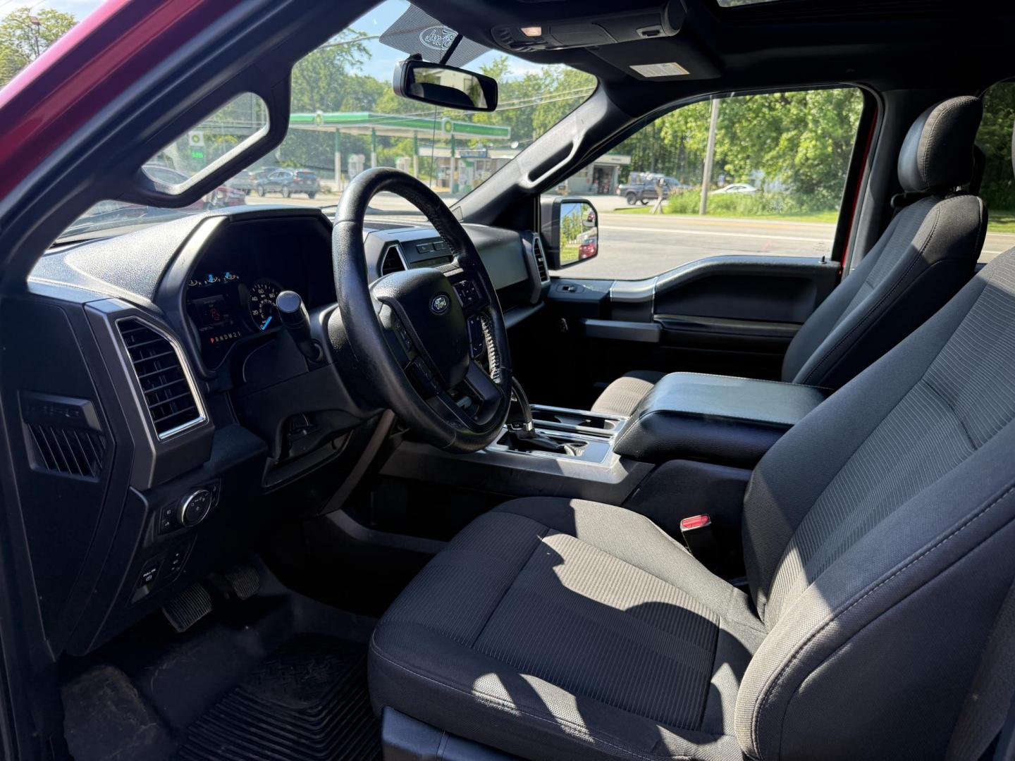 2016 Red /Black Ford F-150 XLT SuperCrew 5.5-ft. Bed 4WD (1FTEW1EP6GF) with an 2.7L V6 DOHC 24V TWIN TURBO engine, 6A transmission, located at 11115 Chardon Rd. , Chardon, OH, 44024, (440) 214-9705, 41.580246, -81.241943 - This 2016 Ford F-150 XLT Crew Cab 4WD is a versatile full-size pickup equipped with a 2.7L twin-turbo EcoBoost V6 engine and 6-speed automatic transmission, delivering strong performance with an impressive 23 MPG highway. This XLT trim offers comfort and convenience features such as power front seat - Photo#9