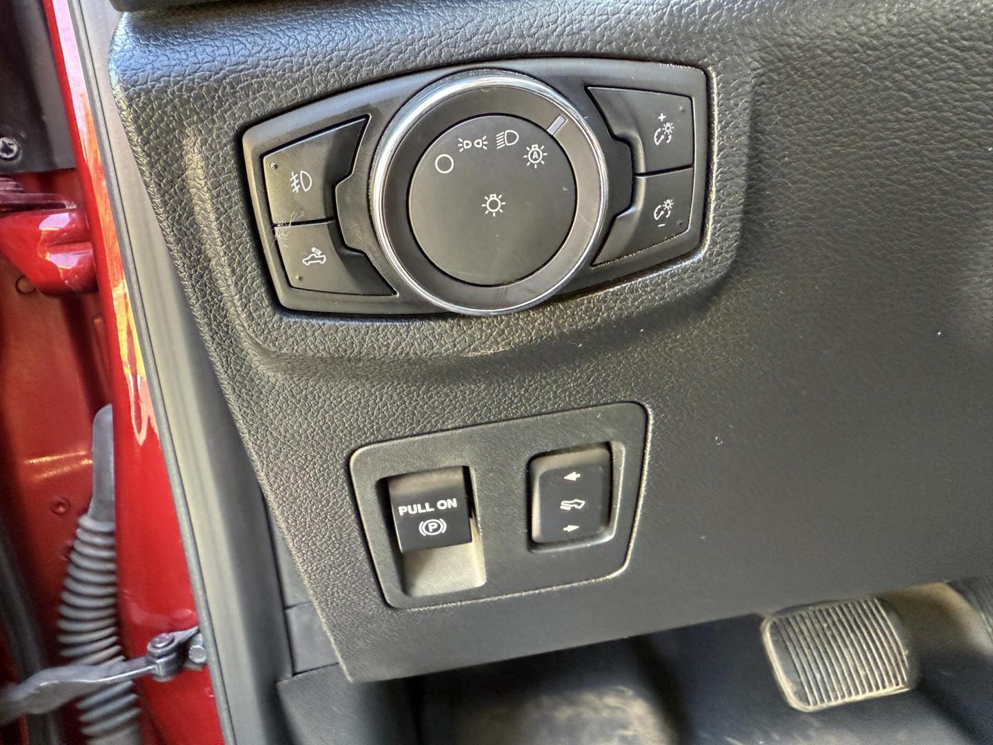 2016 Red /Black Ford F-150 XLT SuperCrew 5.5-ft. Bed 4WD (1FTEW1EP6GF) with an 2.7L V6 DOHC 24V TWIN TURBO engine, 6A transmission, located at 11115 Chardon Rd. , Chardon, OH, 44024, (440) 214-9705, 41.580246, -81.241943 - This 2016 Ford F-150 XLT Crew Cab 4WD is a versatile full-size pickup equipped with a 2.7L twin-turbo EcoBoost V6 engine and 6-speed automatic transmission, delivering strong performance with an impressive 23 MPG highway. This XLT trim offers comfort and convenience features such as power front seat - Photo#13