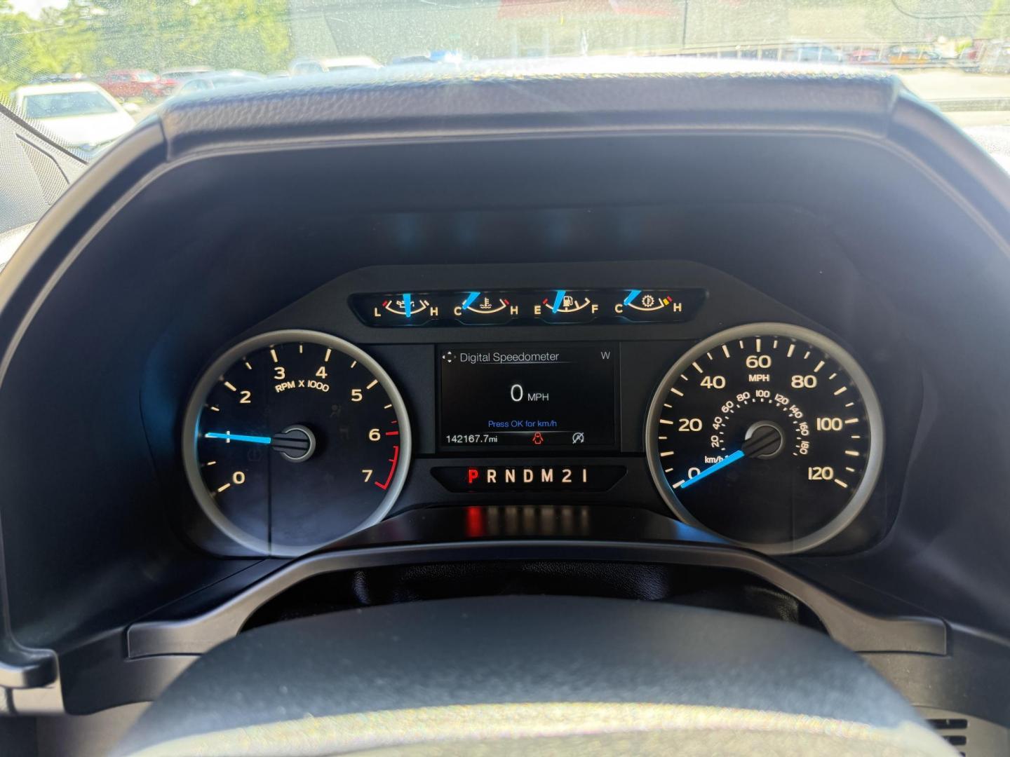 2016 Red /Black Ford F-150 XLT SuperCrew 5.5-ft. Bed 4WD (1FTEW1EP6GF) with an 2.7L V6 DOHC 24V TWIN TURBO engine, 6A transmission, located at 11115 Chardon Rd. , Chardon, OH, 44024, (440) 214-9705, 41.580246, -81.241943 - This 2016 Ford F-150 XLT Crew Cab 4WD is a versatile full-size pickup equipped with a 2.7L twin-turbo EcoBoost V6 engine and 6-speed automatic transmission, delivering strong performance with an impressive 23 MPG highway. This XLT trim offers comfort and convenience features such as power front seat - Photo#16