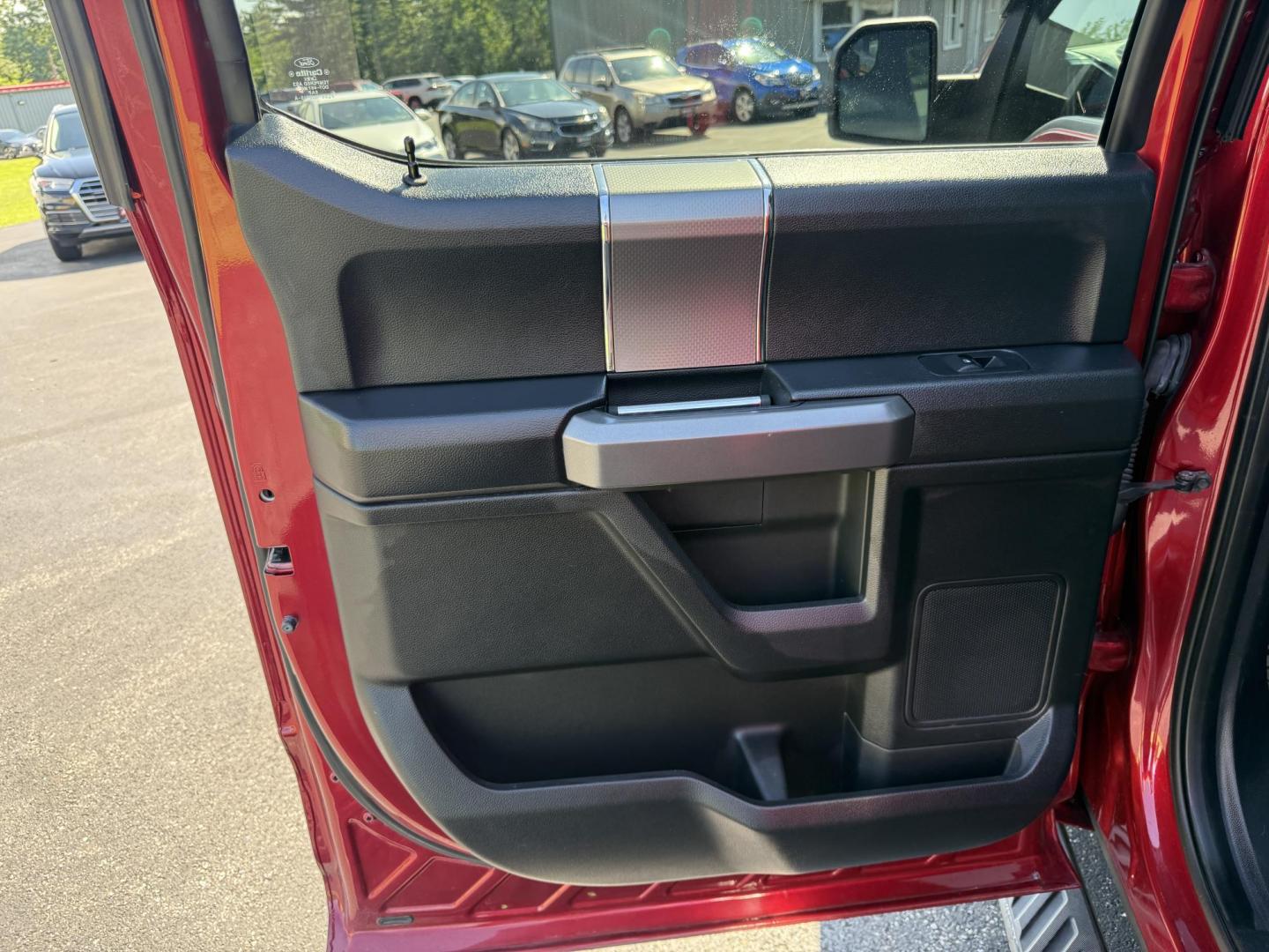 2016 Red /Black Ford F-150 XLT SuperCrew 5.5-ft. Bed 4WD (1FTEW1EP6GF) with an 2.7L V6 DOHC 24V TWIN TURBO engine, 6A transmission, located at 11115 Chardon Rd. , Chardon, OH, 44024, (440) 214-9705, 41.580246, -81.241943 - This 2016 Ford F-150 XLT Crew Cab 4WD is a versatile full-size pickup equipped with a 2.7L twin-turbo EcoBoost V6 engine and 6-speed automatic transmission, delivering strong performance with an impressive 23 MPG highway. This XLT trim offers comfort and convenience features such as power front seat - Photo#27
