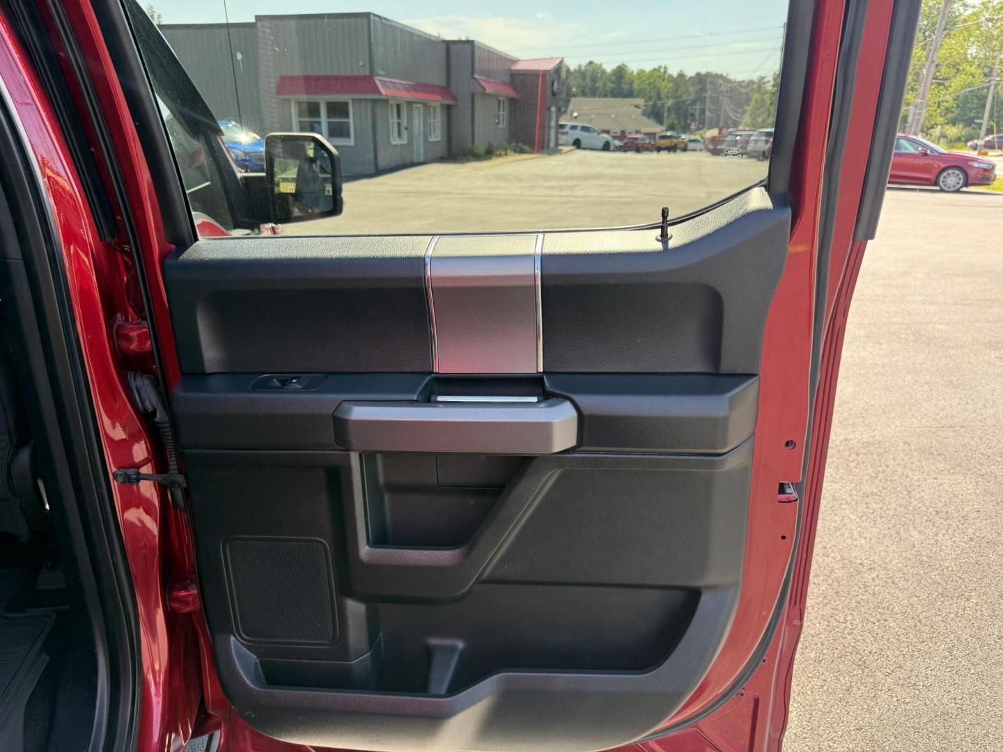 2016 Red /Black Ford F-150 XLT SuperCrew 5.5-ft. Bed 4WD (1FTEW1EP6GF) with an 2.7L V6 DOHC 24V TWIN TURBO engine, 6A transmission, located at 11115 Chardon Rd. , Chardon, OH, 44024, (440) 214-9705, 41.580246, -81.241943 - This 2016 Ford F-150 XLT Crew Cab 4WD is a versatile full-size pickup equipped with a 2.7L twin-turbo EcoBoost V6 engine and 6-speed automatic transmission, delivering strong performance with an impressive 23 MPG highway. This XLT trim offers comfort and convenience features such as power front seat - Photo#31
