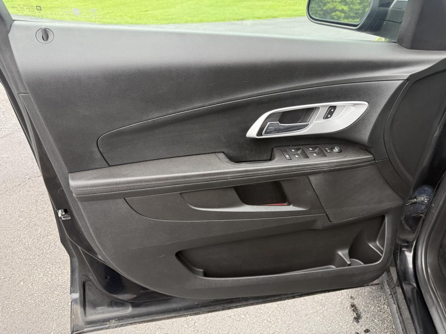 2017 Black /Black Chevrolet Equinox LT AWD (2GNFLFEK2H6) with an 2.4L I4 DOHC 16V engine, 6A transmission, located at 11115 Chardon Rd. , Chardon, OH, 44024, (440) 214-9705, 41.580246, -81.241943 - This 2017 Chevrolet Equinox LT AWD is a compact SUV powered by a 2.4L EcoTec I4 engine paired with a 6-speed automatic transmission, delivering up to 28 MPG on the highway. It features a 7-inch touchscreen with a backup camera, single-zone automatic climate control, heated front seats, a power drive - Photo#9