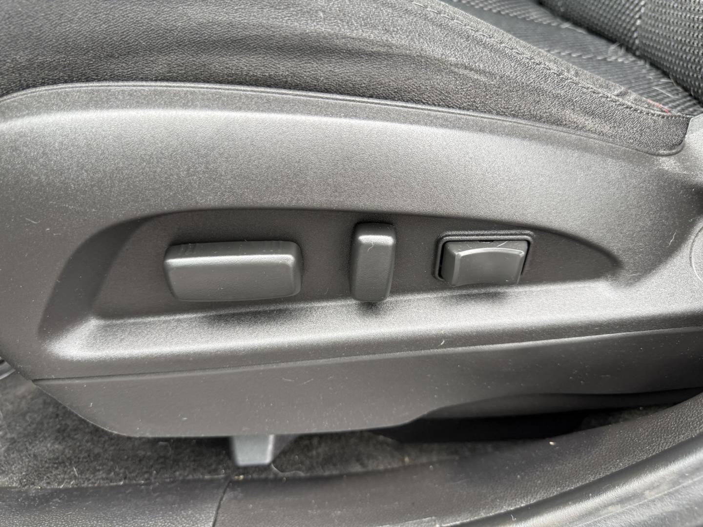 2017 Black /Black Chevrolet Equinox LT AWD (2GNFLFEK2H6) with an 2.4L I4 DOHC 16V engine, 6A transmission, located at 11115 Chardon Rd. , Chardon, OH, 44024, (440) 214-9705, 41.580246, -81.241943 - This 2017 Chevrolet Equinox LT AWD is a compact SUV powered by a 2.4L EcoTec I4 engine paired with a 6-speed automatic transmission, delivering up to 28 MPG on the highway. It features a 7-inch touchscreen with a backup camera, single-zone automatic climate control, heated front seats, a power drive - Photo#11