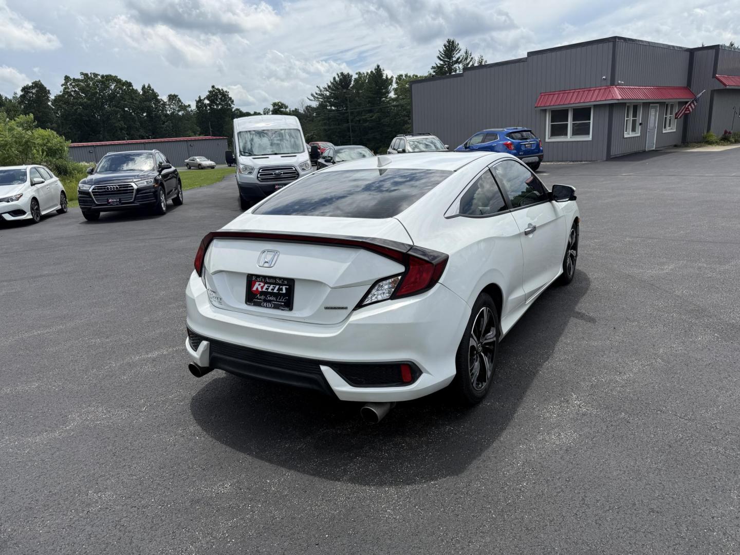 2017 White /Gray Honda Civic Touring Coupe CVT (2HGFC3B99HH) with an 1.5L I4 DOHC 16V Turbo engine, Automatic transmission, located at 11115 Chardon Rd. , Chardon, OH, 44024, (440) 214-9705, 41.580246, -81.241943 - FRESH TRADE ALERT ---- This 2017 Honda Civic Touring Coupe features a turbocharged 1.5L I4 engine, achieving an impressive 40 MPG highway, and comes equipped with a leather interior, heated front seats, dual-zone automatic climate control, and a 7-inch touchscreen supporting Apple CarPlay and Androi - Photo#7