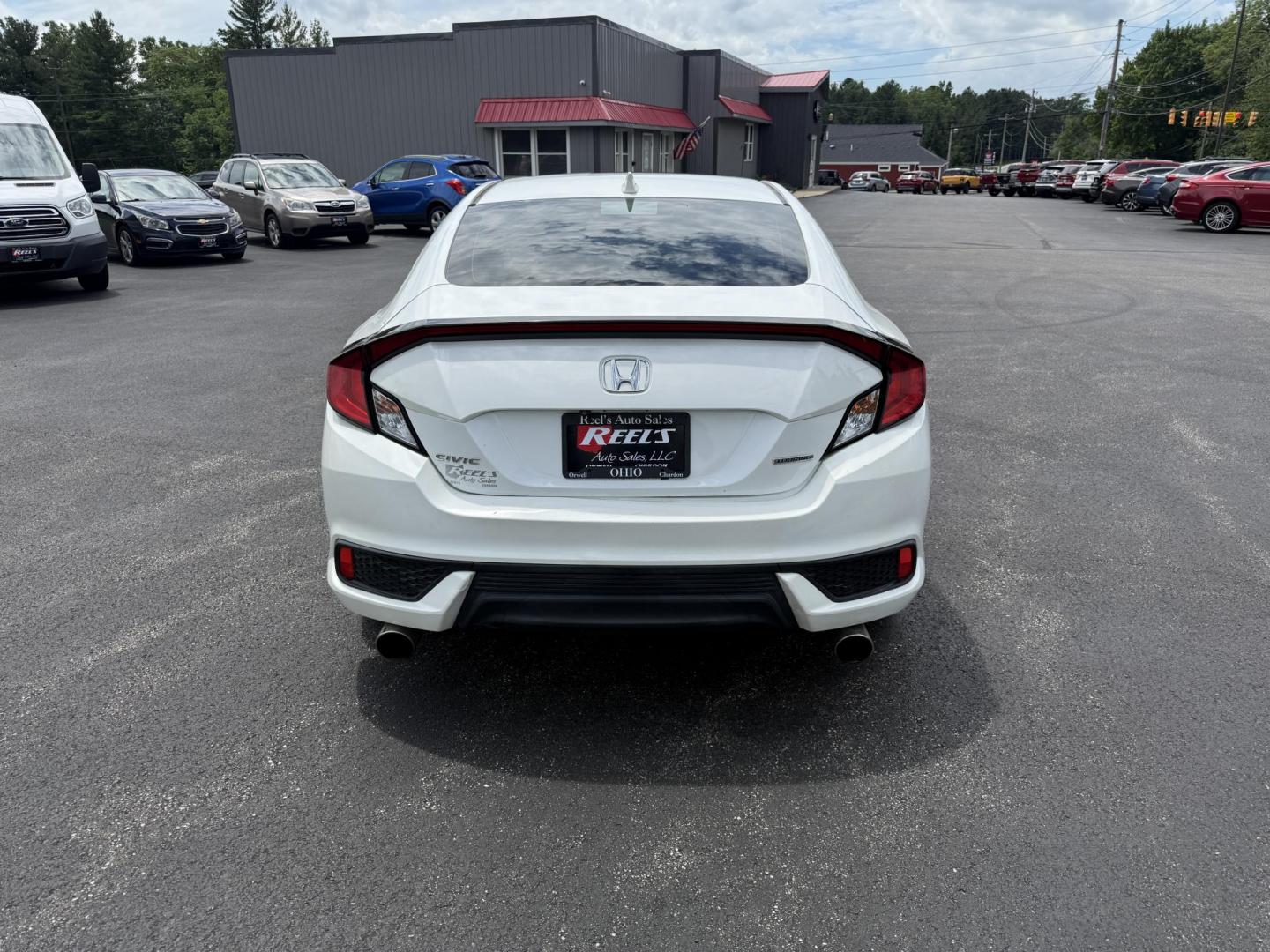 2017 White /Gray Honda Civic Touring Coupe CVT (2HGFC3B99HH) with an 1.5L I4 DOHC 16V Turbo engine, Automatic transmission, located at 11115 Chardon Rd. , Chardon, OH, 44024, (440) 214-9705, 41.580246, -81.241943 - FRESH TRADE ALERT ---- This 2017 Honda Civic Touring Coupe features a turbocharged 1.5L I4 engine, achieving an impressive 40 MPG highway, and comes equipped with a leather interior, heated front seats, dual-zone automatic climate control, and a 7-inch touchscreen supporting Apple CarPlay and Androi - Photo#8