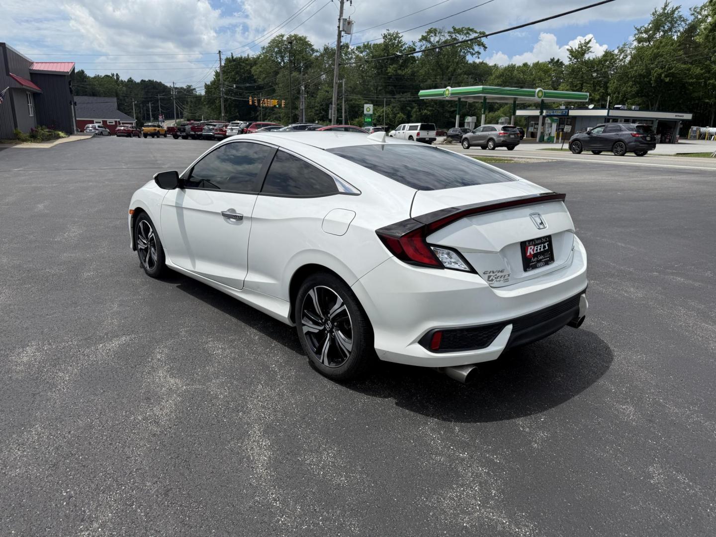 2017 White /Gray Honda Civic Touring Coupe CVT (2HGFC3B99HH) with an 1.5L I4 DOHC 16V Turbo engine, Automatic transmission, located at 11115 Chardon Rd. , Chardon, OH, 44024, (440) 214-9705, 41.580246, -81.241943 - FRESH TRADE ALERT ---- This 2017 Honda Civic Touring Coupe features a turbocharged 1.5L I4 engine, achieving an impressive 40 MPG highway, and comes equipped with a leather interior, heated front seats, dual-zone automatic climate control, and a 7-inch touchscreen supporting Apple CarPlay and Androi - Photo#9