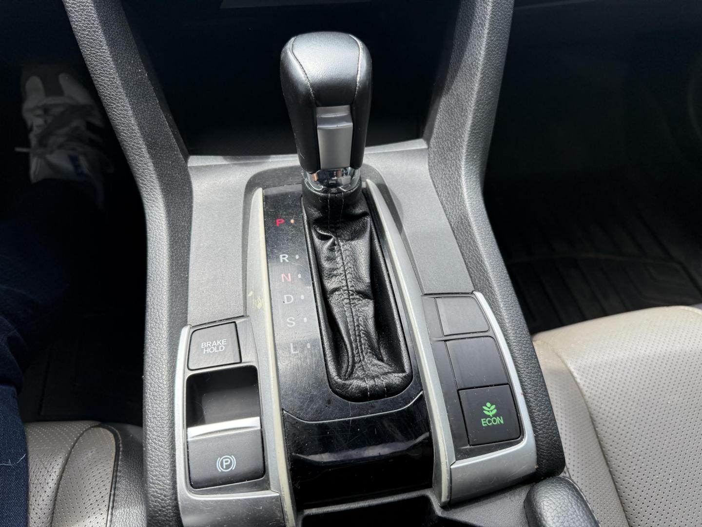 2017 White /Gray Honda Civic Touring Coupe CVT (2HGFC3B99HH) with an 1.5L I4 DOHC 16V Turbo engine, Automatic transmission, located at 11115 Chardon Rd. , Chardon, OH, 44024, (440) 214-9705, 41.580246, -81.241943 - FRESH TRADE ALERT ---- This 2017 Honda Civic Touring Coupe features a turbocharged 1.5L I4 engine, achieving an impressive 40 MPG highway, and comes equipped with a leather interior, heated front seats, dual-zone automatic climate control, and a 7-inch touchscreen supporting Apple CarPlay and Androi - Photo#26
