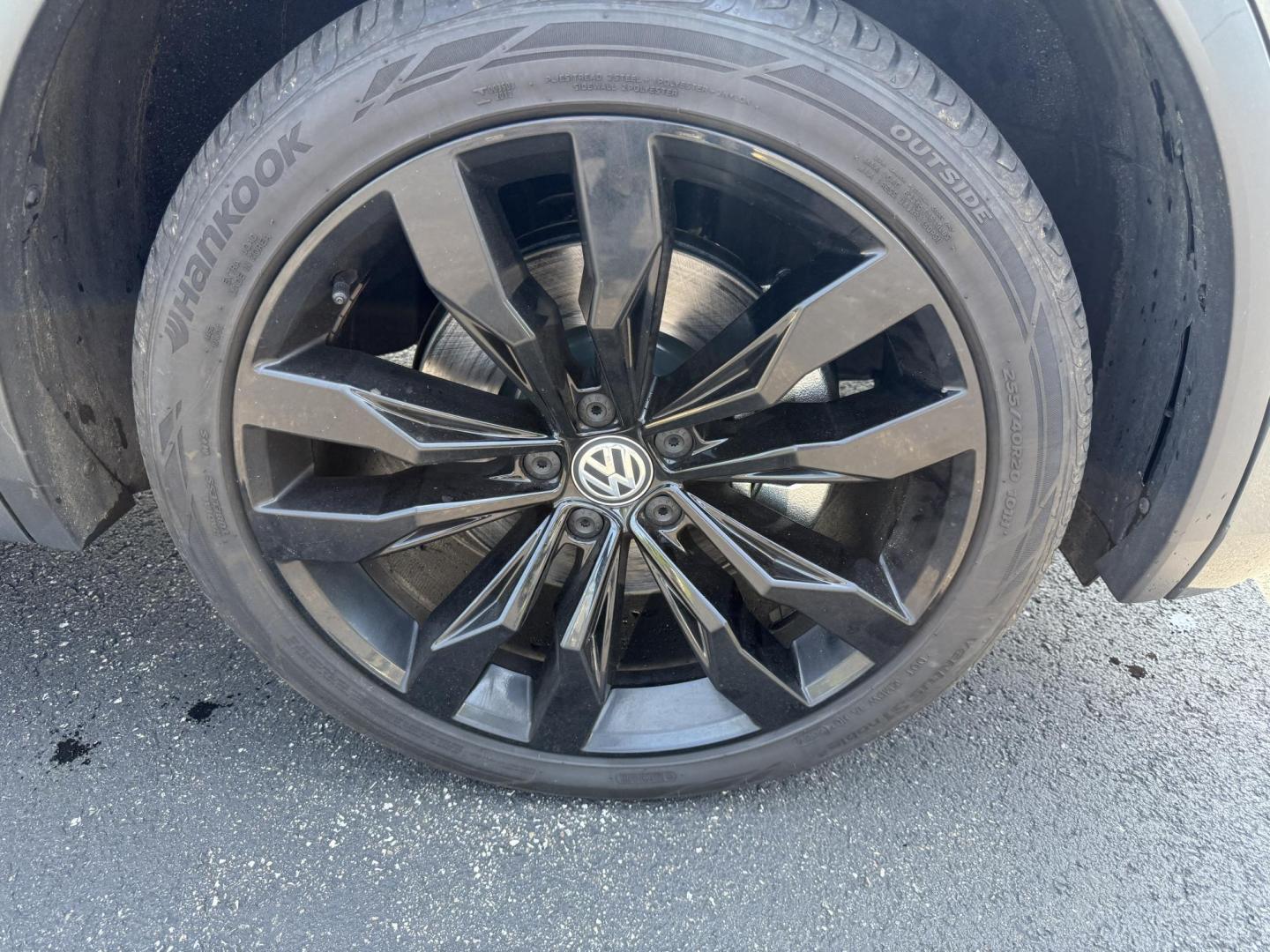 2021 Gray /Black Volkswagen Tiguan SE 4Motion AWD (3VV2B7AX7MM) with an 2.0L I4 DOHC 16V TURBO engine, 8A transmission, located at 11115 Chardon Rd. , Chardon, OH, 44024, (440) 214-9705, 41.580246, -81.241943 - Photo#4