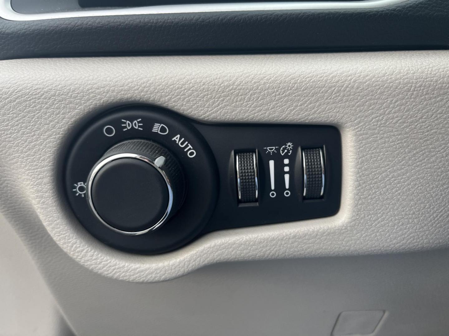 2017 Blue /Black Chrysler Pacifica Touring (2C4RC1DG8HR) with an 3.6L V6 DOHC 24V engine, 9A transmission, located at 547 E. Main St., Orwell, OH, 44076, (440) 437-5893, 41.535435, -80.847855 - This 2017 Chrysler Pacifica Touring is a versatile minivan powered by a 3.6-liter Pentastar V6 engine paired with a 9-speed automatic transmission, offering an impressive 28 MPG on the highway. It features a range of convenient amenities including a power driver’s seat, power liftgate, an 8.4-inch - Photo#7