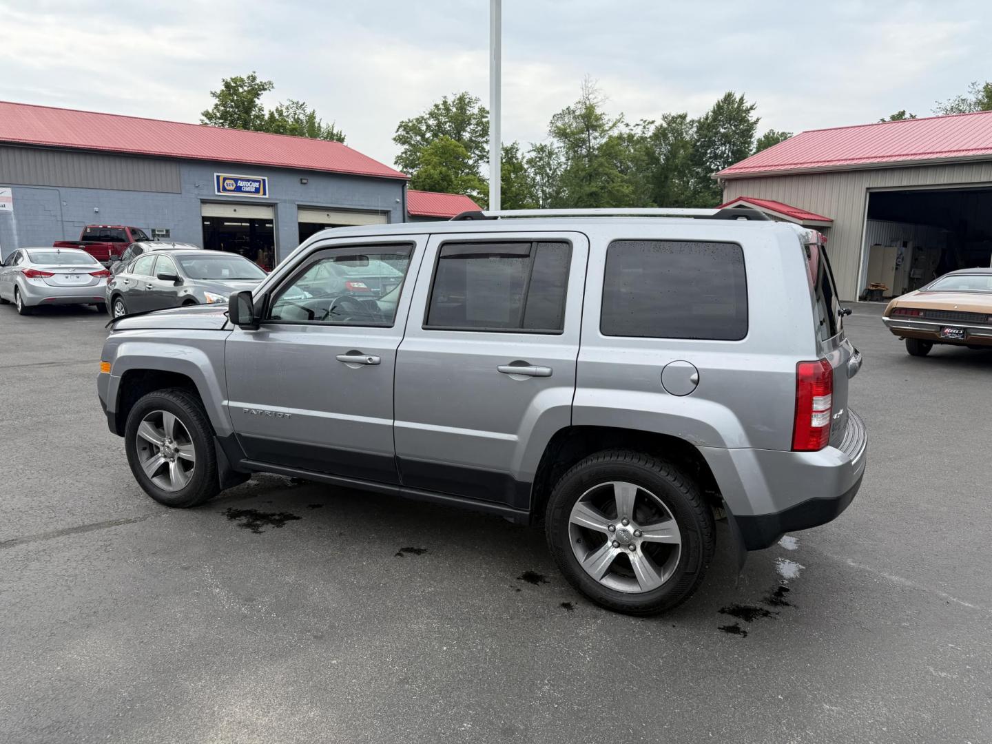 2017 Silver /Black Jeep Patriot High Altitude 4WD (1C4NJRFB3HD) with an 2.4L I4 DOHC 16V engine, 6 Speed Automatic transmission, located at 547 E. Main St., Orwell, OH, 44076, (440) 437-5893, 41.535435, -80.847855 - This 2017 Jeep Patriot High Altitude 4WD is a compact SUV featuring a 2.4L I4 engine paired with a 6-speed automatic transmission, offering capable all-wheel-drive performance. It boasts a leather interior, power driver's seat, heated front seats, remote start, and a 6.5" touchscreen with a backup c - Photo#10