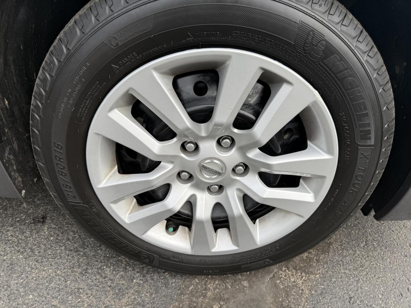 2014 Gray /Black Nissan Altima 2.5 S (1N4AL3AP6EN) with an 2.5L I4 DOHC 16V engine, Automatic transmission, located at 547 E. Main St., Orwell, OH, 44076, (440) 437-5893, 41.535435, -80.847855 - This 2014 Nissan Altima 2.5 S is a midsize sedan equipped with a fuel-efficient 2.5L I4 engine, offering ECO and Sport driving modes and achieving up to 37 MPG on the highway. It features a power driver's seat, a 5.0" center screen, and a backup camera, providing a comfortable and practical driving - Photo#4