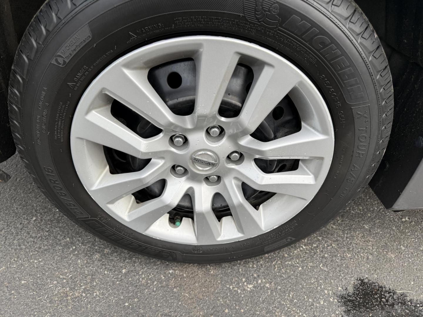 2014 Gray /Black Nissan Altima 2.5 S (1N4AL3AP6EN) with an 2.5L I4 DOHC 16V engine, Automatic transmission, located at 547 E. Main St., Orwell, OH, 44076, (440) 437-5893, 41.535435, -80.847855 - This 2014 Nissan Altima 2.5 S is a midsize sedan equipped with a fuel-efficient 2.5L I4 engine, offering ECO and Sport driving modes and achieving up to 37 MPG on the highway. It features a power driver's seat, a 5.0" center screen, and a backup camera, providing a comfortable and practical driving - Photo#6