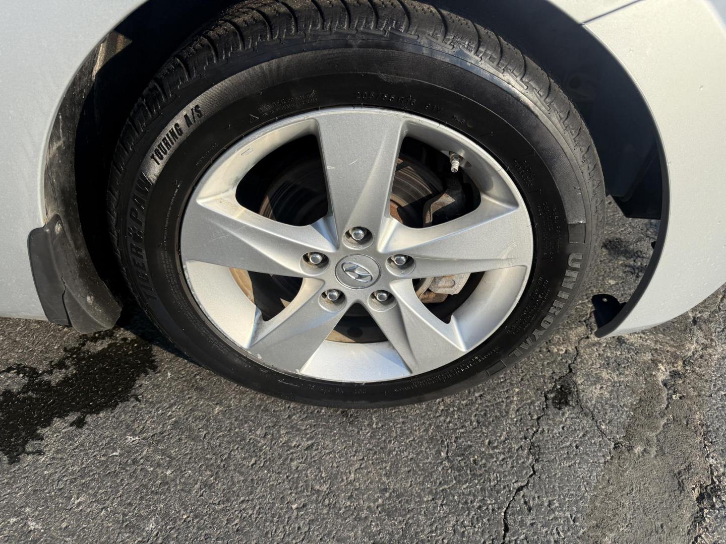 2013 Silver /Gray Hyundai Elantra GLS (5NPDH4AEXDH) with an 1.8L I4 DOHC 16V engine, 6-Speed Automatic transmission, located at 547 E. Main St., Orwell, OH, 44076, (440) 437-5893, 41.535435, -80.847855 - This One Owner Low Miles 2013 Hyundai Elantra GLS is a compact sedan powered by a 1.8L I4 GDI engine paired with a 6-speed automatic transmission, delivering an impressive 38 MPG on the highway. It features heated front seats and a USB audio input for added comfort and convenience, making it an econ - Photo#4