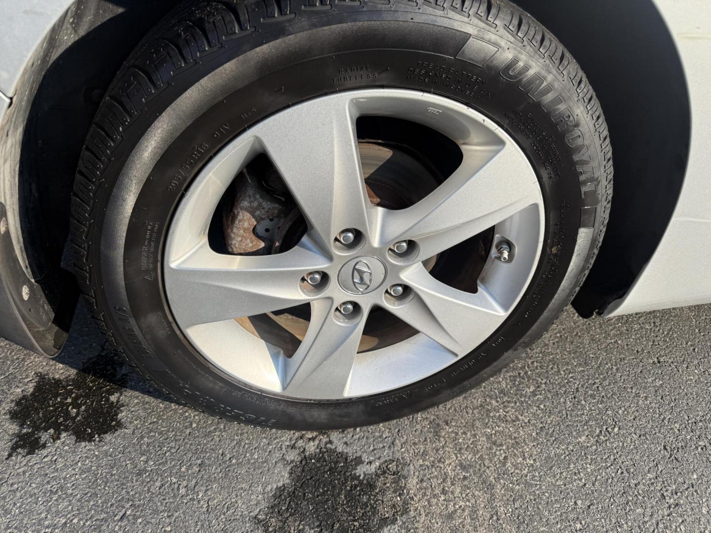 2013 Silver /Gray Hyundai Elantra GLS (5NPDH4AEXDH) with an 1.8L I4 DOHC 16V engine, 6-Speed Automatic transmission, located at 547 E. Main St., Orwell, OH, 44076, (440) 437-5893, 41.535435, -80.847855 - This One Owner Low Miles 2013 Hyundai Elantra GLS is a compact sedan powered by a 1.8L I4 GDI engine paired with a 6-speed automatic transmission, delivering an impressive 38 MPG on the highway. It features heated front seats and a USB audio input for added comfort and convenience, making it an econ - Photo#6