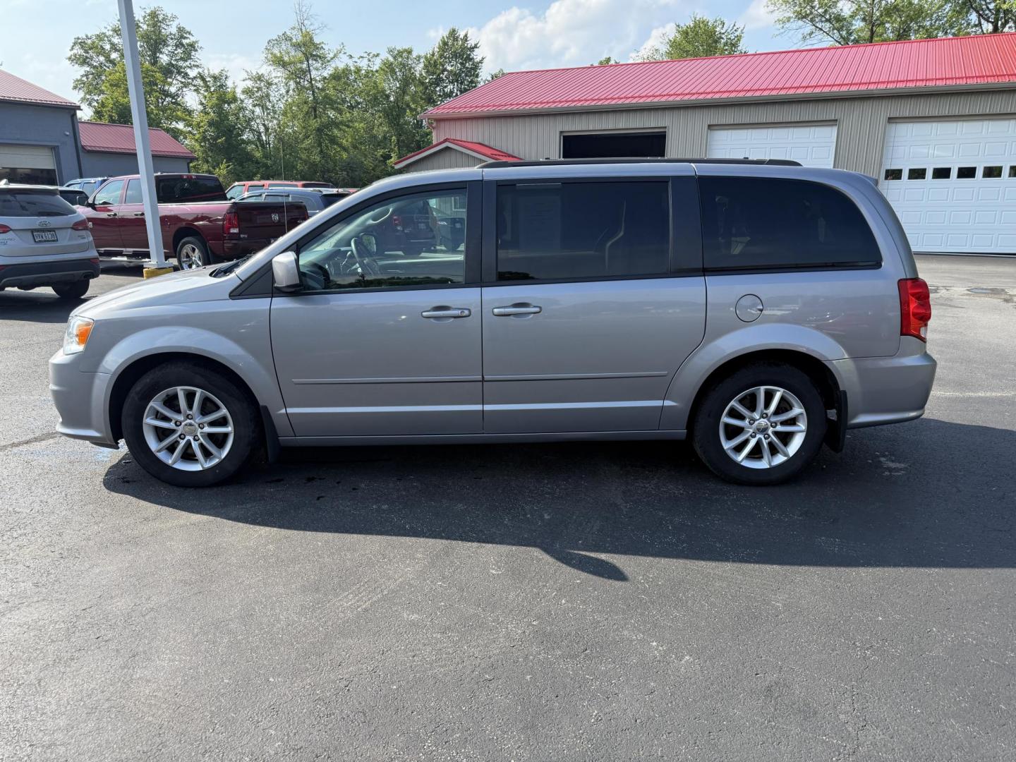2016 Silver /Black Dodge Grand Caravan SXT (2C4RDGCG6GR) with an 3.6L V6 DOHC 24V FFV engine, 6A transmission, located at 547 E. Main St., Orwell, OH, 44076, (440) 437-5893, 41.535435, -80.847855 - Photo#12