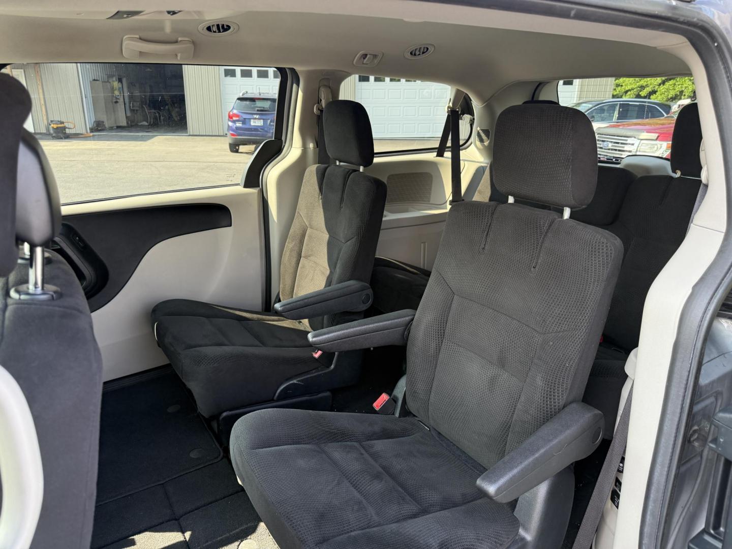 2016 Silver /Black Dodge Grand Caravan SXT (2C4RDGCG6GR) with an 3.6L V6 DOHC 24V FFV engine, 6A transmission, located at 547 E. Main St., Orwell, OH, 44076, (440) 437-5893, 41.535435, -80.847855 - Photo#30