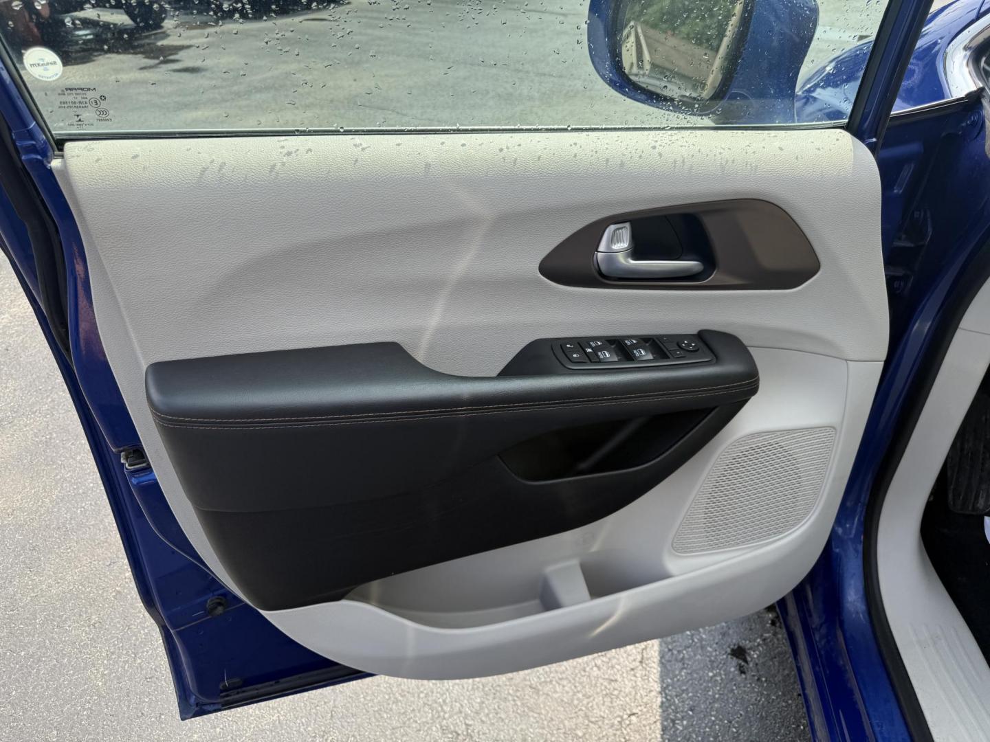 2018 Blue /Tan Chrysler Pacifica Touring-L Plus (2C4RC1EG9JR) with an 3.6L V6 DOHC 24V engine, 9A transmission, located at 547 E. Main St., Orwell, OH, 44076, (440) 437-5893, 41.535435, -80.847855 - Photo#16