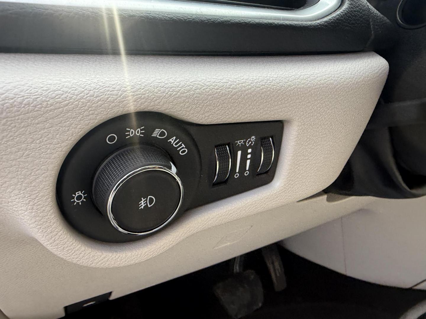 2018 Blue /Tan Chrysler Pacifica Touring-L Plus (2C4RC1EG9JR) with an 3.6L V6 DOHC 24V engine, 9A transmission, located at 547 E. Main St., Orwell, OH, 44076, (440) 437-5893, 41.535435, -80.847855 - Photo#20