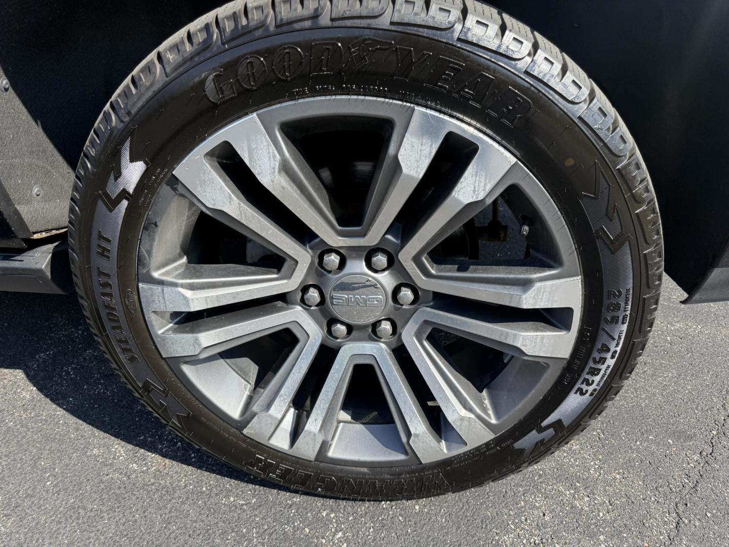 2018 Black /Black GMC Yukon Denali 4WD (1GKS2CKJ2JR) with an 6.2L V8 OHV 16V engine, 10 Speed Auto transmission, located at 11115 Chardon Rd. , Chardon, OH, 44024, (440) 214-9705, 41.580246, -81.241943 - This 2018 GMC Yukon Denali 4WD is a luxury full-size SUV powered by the incredible 6.2L V8 engine paired with a 10-speed automatic transmission, delivering 420 horsepower and 460 lb-ft of torque. It boasts an impressive 8,100-pound towing capacity and features Magnetic Ride Control for enhanced ride - Photo#12