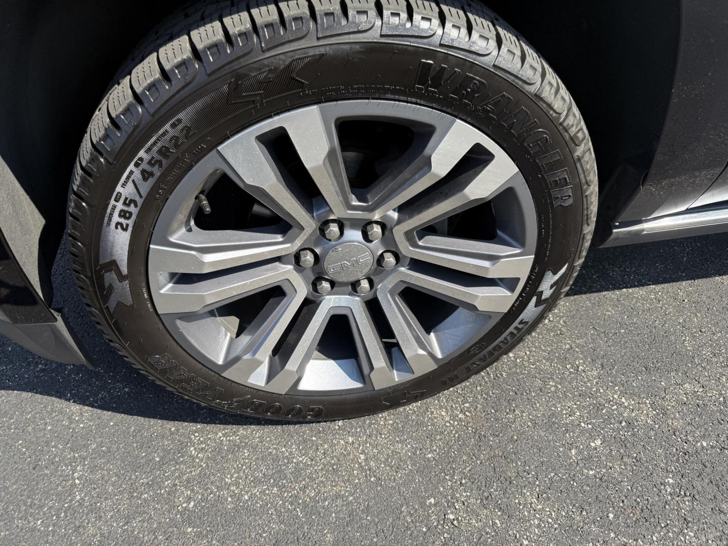 2018 Black /Black GMC Yukon Denali 4WD (1GKS2CKJ2JR) with an 6.2L V8 OHV 16V engine, 10 Speed Auto transmission, located at 11115 Chardon Rd. , Chardon, OH, 44024, (440) 214-9705, 41.580246, -81.241943 - This 2018 GMC Yukon Denali 4WD is a luxury full-size SUV powered by the incredible 6.2L V8 engine paired with a 10-speed automatic transmission, delivering 420 horsepower and 460 lb-ft of torque. It boasts an impressive 8,100-pound towing capacity and features Magnetic Ride Control for enhanced ride - Photo#14