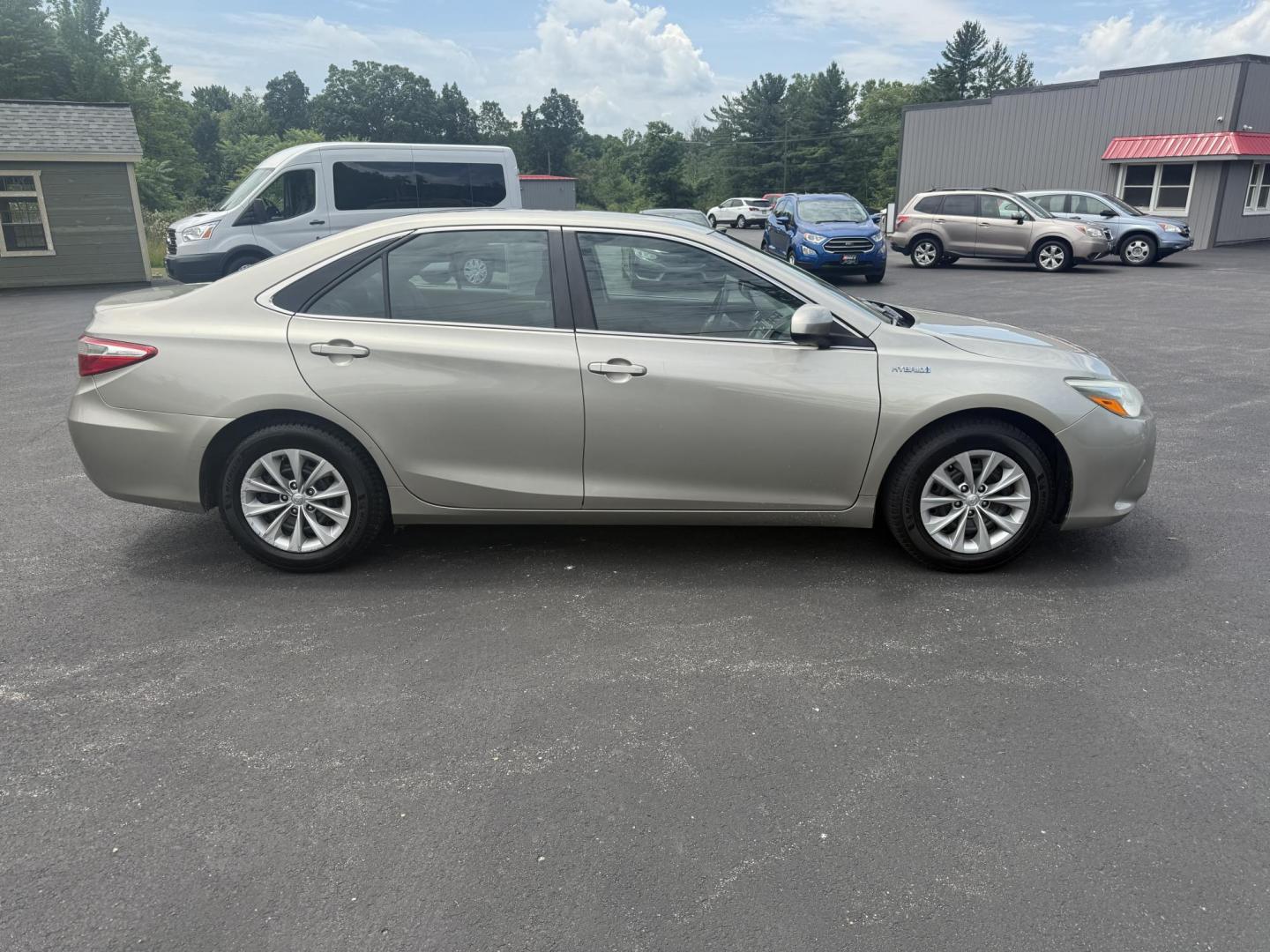 2015 Gold /Black Toyota Camry Hybrid LE (4T1BD1FK0FU) with an 2.5L I4 DOHC 16V HYBRID engine, Automatic transmission, located at 11115 Chardon Rd. , Chardon, OH, 44024, (440) 214-9705, 41.580246, -81.241943 - This 2015 Toyota Camry LE Hybrid is a fuel-efficient midsize sedan offering an impressive 40 MPG combined and a net power output of 200 horsepower. It features practical amenities like dusk-sensing headlights, dual-zone automatic climate control, an 8-way power driver’s seat, a 6.1-inch touchscree - Photo#5