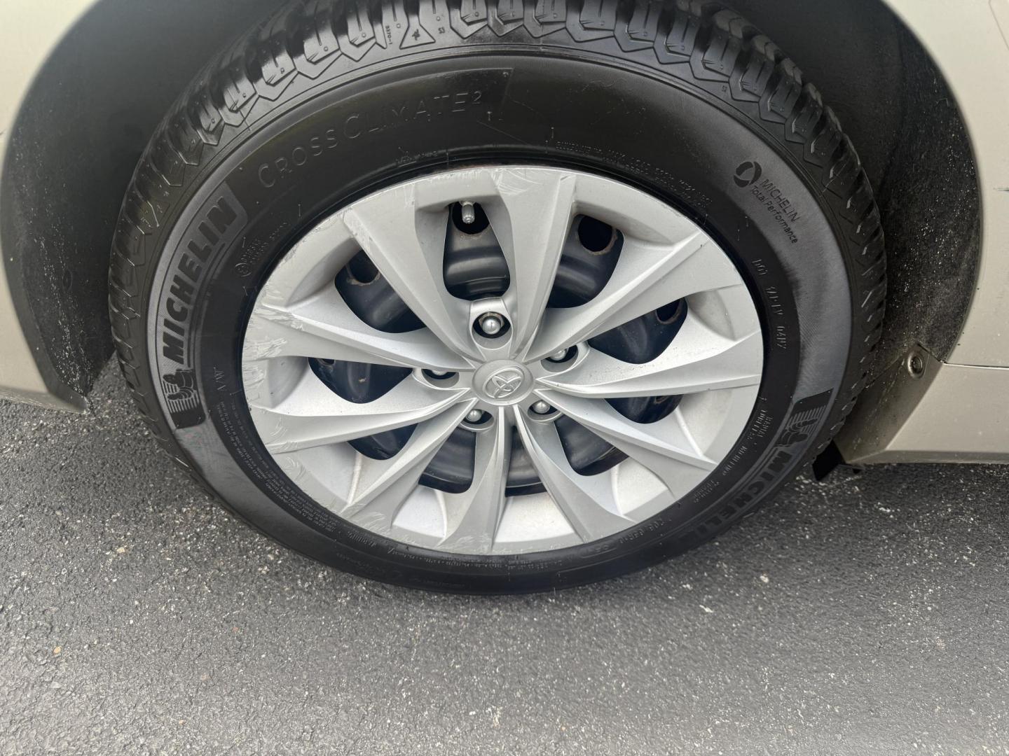 2015 Gold /Black Toyota Camry Hybrid LE (4T1BD1FK0FU) with an 2.5L I4 DOHC 16V HYBRID engine, Automatic transmission, located at 11115 Chardon Rd. , Chardon, OH, 44024, (440) 214-9705, 41.580246, -81.241943 - This 2015 Toyota Camry LE Hybrid is a fuel-efficient midsize sedan offering an impressive 40 MPG combined and a net power output of 200 horsepower. It features practical amenities like dusk-sensing headlights, dual-zone automatic climate control, an 8-way power driver’s seat, a 6.1-inch touchscree - Photo#6