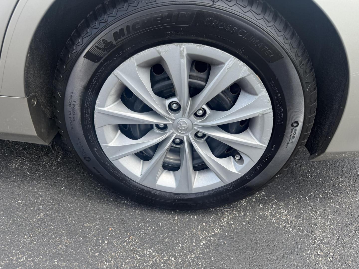 2015 Gold /Black Toyota Camry Hybrid LE (4T1BD1FK0FU) with an 2.5L I4 DOHC 16V HYBRID engine, Automatic transmission, located at 11115 Chardon Rd. , Chardon, OH, 44024, (440) 214-9705, 41.580246, -81.241943 - This 2015 Toyota Camry LE Hybrid is a fuel-efficient midsize sedan offering an impressive 40 MPG combined and a net power output of 200 horsepower. It features practical amenities like dusk-sensing headlights, dual-zone automatic climate control, an 8-way power driver’s seat, a 6.1-inch touchscree - Photo#11