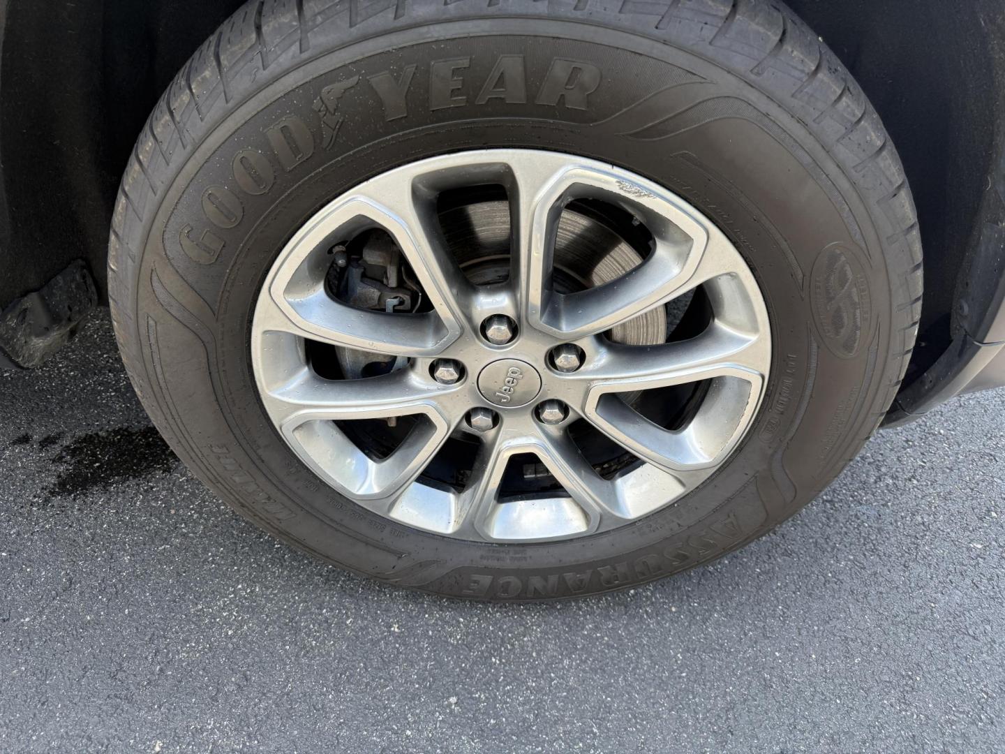 2015 Gray /Black Jeep Grand Cherokee Limited 4WD (1C4RJFBG8FC) with an 3.6L V6 DOHC 24V FFV engine, 8-Speed Automatic transmission, located at 11115 Chardon Rd. , Chardon, OH, 44024, (440) 214-9705, 41.580246, -81.241943 - This 2015 Jeep Grand Cherokee Limited 4WD offers a blend of luxury and capability, powered by a 3.6L Pentastar V6 engine paired with an 8-speed automatic transmission and featuring the advanced Quadra-Drive II 4WD system for enhanced off-road performance. Inside, it boasts a leather interior with he - Photo#3
