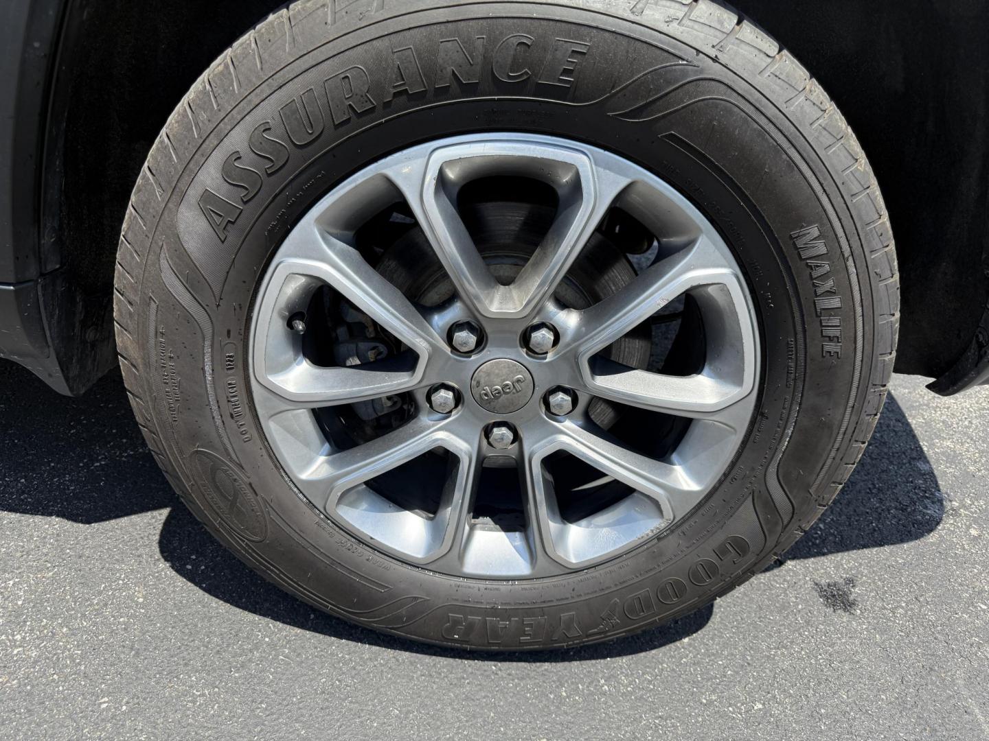 2015 Gray /Black Jeep Grand Cherokee Limited 4WD (1C4RJFBG8FC) with an 3.6L V6 DOHC 24V FFV engine, 8-Speed Automatic transmission, located at 11115 Chardon Rd. , Chardon, OH, 44024, (440) 214-9705, 41.580246, -81.241943 - This 2015 Jeep Grand Cherokee Limited 4WD offers a blend of luxury and capability, powered by a 3.6L Pentastar V6 engine paired with an 8-speed automatic transmission and featuring the advanced Quadra-Drive II 4WD system for enhanced off-road performance. Inside, it boasts a leather interior with he - Photo#5