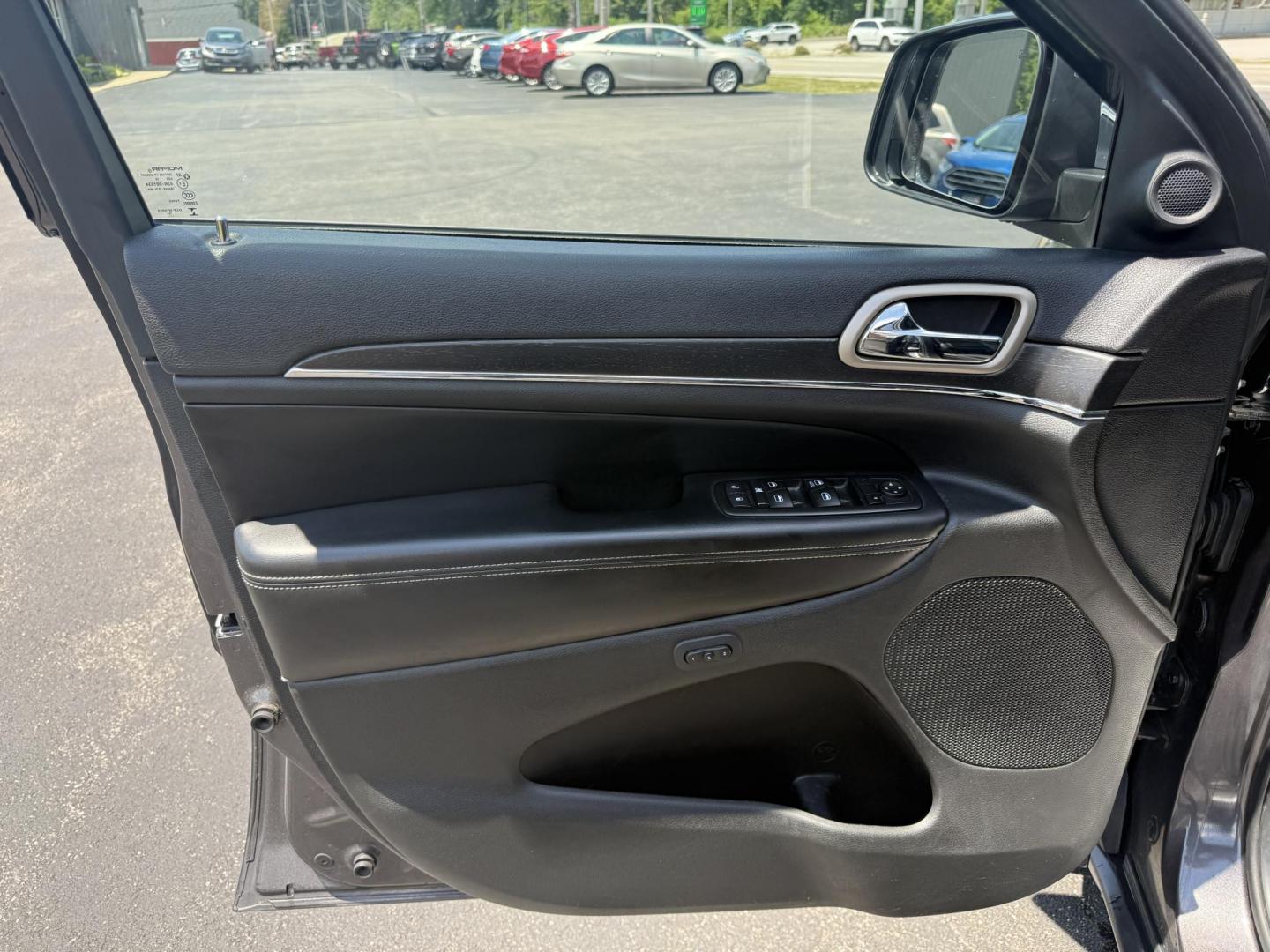 2015 Gray /Black Jeep Grand Cherokee Limited 4WD (1C4RJFBG8FC) with an 3.6L V6 DOHC 24V FFV engine, 8-Speed Automatic transmission, located at 11115 Chardon Rd. , Chardon, OH, 44024, (440) 214-9705, 41.580246, -81.241943 - This 2015 Jeep Grand Cherokee Limited 4WD offers a blend of luxury and capability, powered by a 3.6L Pentastar V6 engine paired with an 8-speed automatic transmission and featuring the advanced Quadra-Drive II 4WD system for enhanced off-road performance. Inside, it boasts a leather interior with he - Photo#7