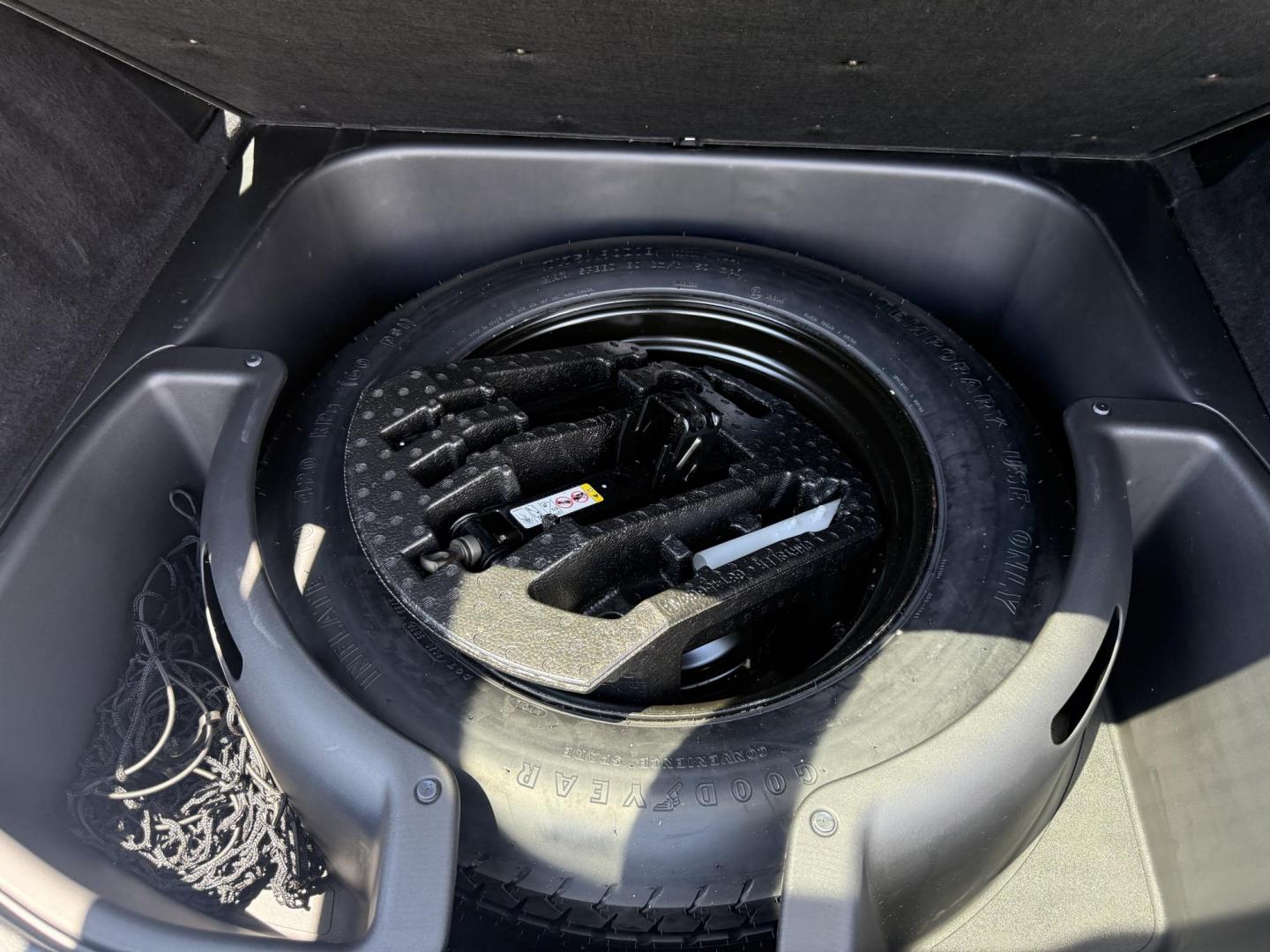 2015 Gray /Black Jeep Grand Cherokee Limited 4WD (1C4RJFBG8FC) with an 3.6L V6 DOHC 24V FFV engine, 8-Speed Automatic transmission, located at 11115 Chardon Rd. , Chardon, OH, 44024, (440) 214-9705, 41.580246, -81.241943 - This 2015 Jeep Grand Cherokee Limited 4WD offers a blend of luxury and capability, powered by a 3.6L Pentastar V6 engine paired with an 8-speed automatic transmission and featuring the advanced Quadra-Drive II 4WD system for enhanced off-road performance. Inside, it boasts a leather interior with he - Photo#33