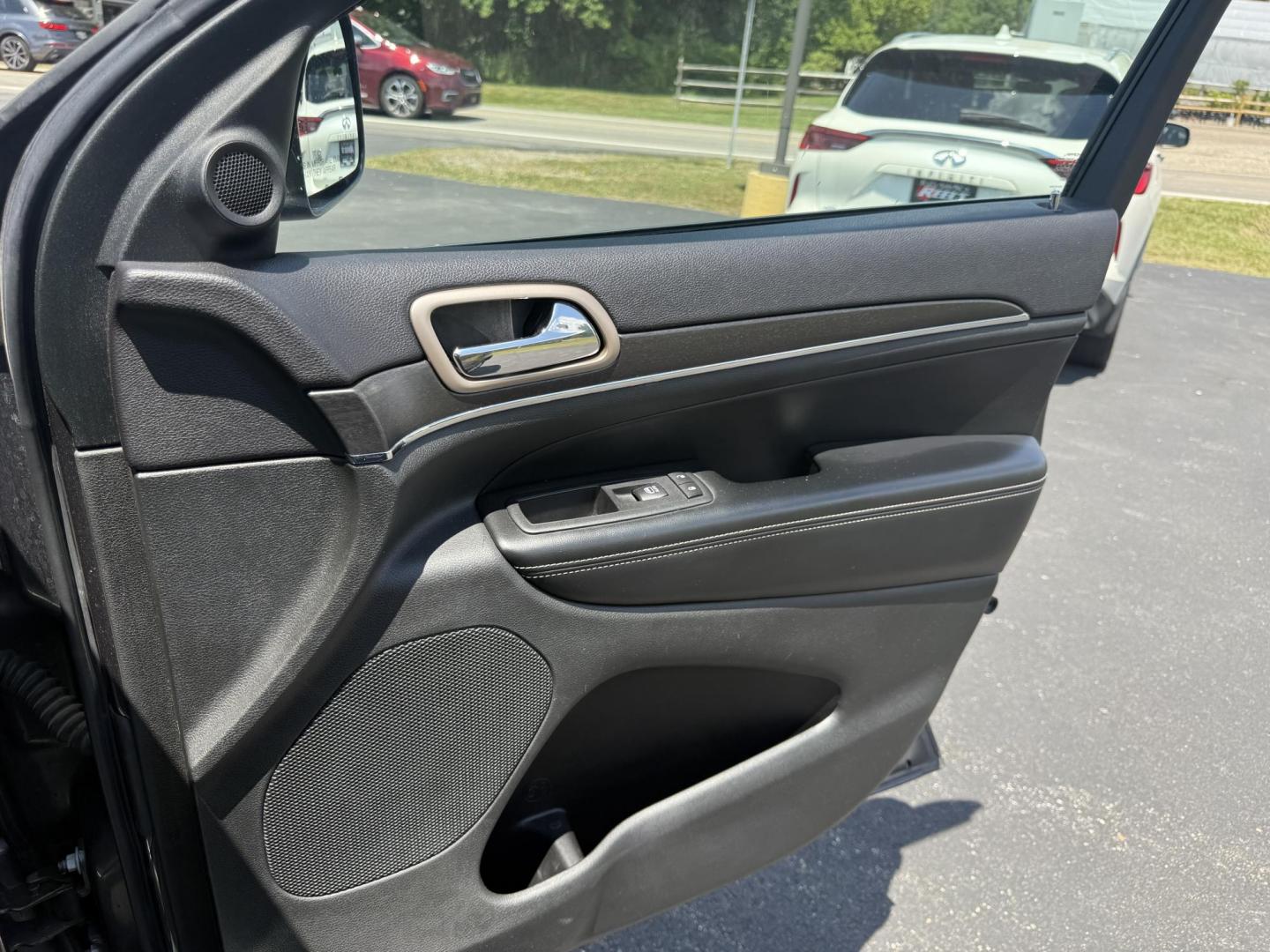 2015 Gray /Black Jeep Grand Cherokee Limited 4WD (1C4RJFBG8FC) with an 3.6L V6 DOHC 24V FFV engine, 8-Speed Automatic transmission, located at 11115 Chardon Rd. , Chardon, OH, 44024, (440) 214-9705, 41.580246, -81.241943 - This 2015 Jeep Grand Cherokee Limited 4WD offers a blend of luxury and capability, powered by a 3.6L Pentastar V6 engine paired with an 8-speed automatic transmission and featuring the advanced Quadra-Drive II 4WD system for enhanced off-road performance. Inside, it boasts a leather interior with he - Photo#39