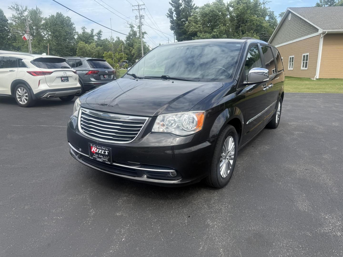 2015 Gray /Tan Chrysler Town & Country Touring-L (2C4RC1CG2FR) with an 3.6L V6 DOHC 24V engine, 6-Speed Automatic transmission, located at 11115 Chardon Rd. , Chardon, OH, 44024, (440) 214-9705, 41.580246, -81.241943 - This One Owner 2015 Chrysler Town & Country Touring-L is a well-appointed minivan featuring a 3.6L Pentastar V6 engine and 6-speed automatic transmission, with leather interior, power front seats, tri-zone automatic climate control, heated front and second-row captain’s seats, and Stow ’n Go sea - Photo#0
