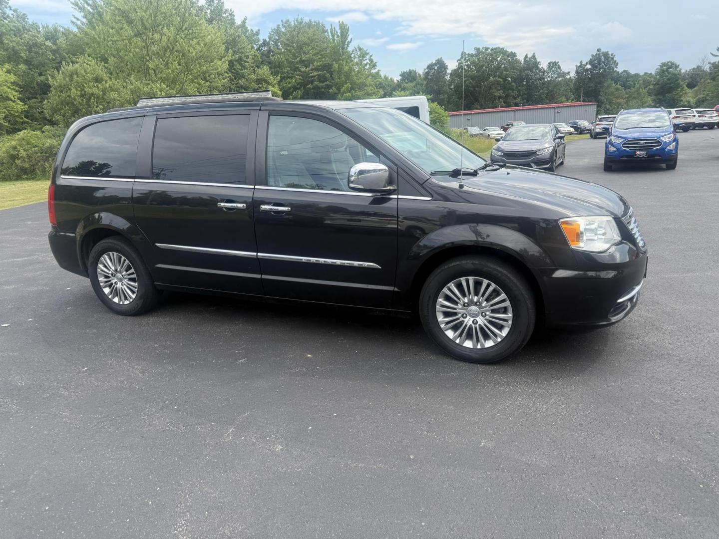 2015 Gray /Tan Chrysler Town & Country Touring-L (2C4RC1CG2FR) with an 3.6L V6 DOHC 24V engine, 6-Speed Automatic transmission, located at 11115 Chardon Rd. , Chardon, OH, 44024, (440) 214-9705, 41.580246, -81.241943 - This One Owner 2015 Chrysler Town & Country Touring-L is a well-appointed minivan featuring a 3.6L Pentastar V6 engine and 6-speed automatic transmission, with leather interior, power front seats, tri-zone automatic climate control, heated front and second-row captain’s seats, and Stow ’n Go sea - Photo#3
