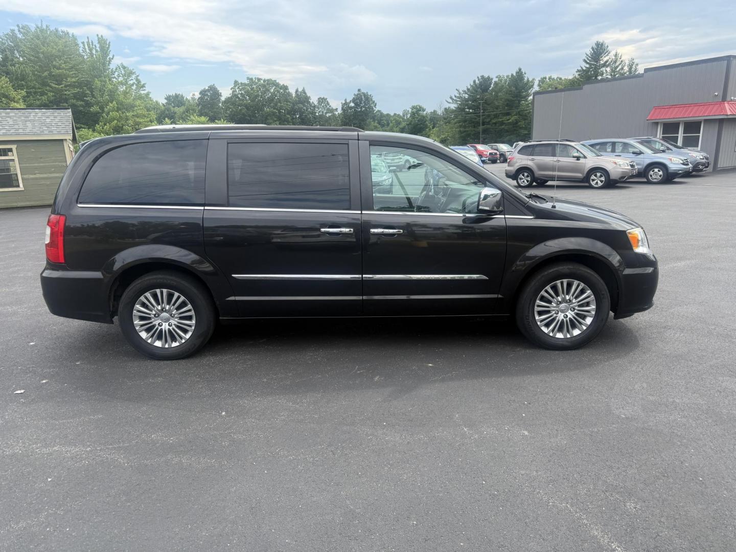 2015 Gray /Tan Chrysler Town & Country Touring-L (2C4RC1CG2FR) with an 3.6L V6 DOHC 24V engine, 6-Speed Automatic transmission, located at 11115 Chardon Rd. , Chardon, OH, 44024, (440) 214-9705, 41.580246, -81.241943 - This One Owner 2015 Chrysler Town & Country Touring-L is a well-appointed minivan featuring a 3.6L Pentastar V6 engine and 6-speed automatic transmission, with leather interior, power front seats, tri-zone automatic climate control, heated front and second-row captain’s seats, and Stow ’n Go sea - Photo#5